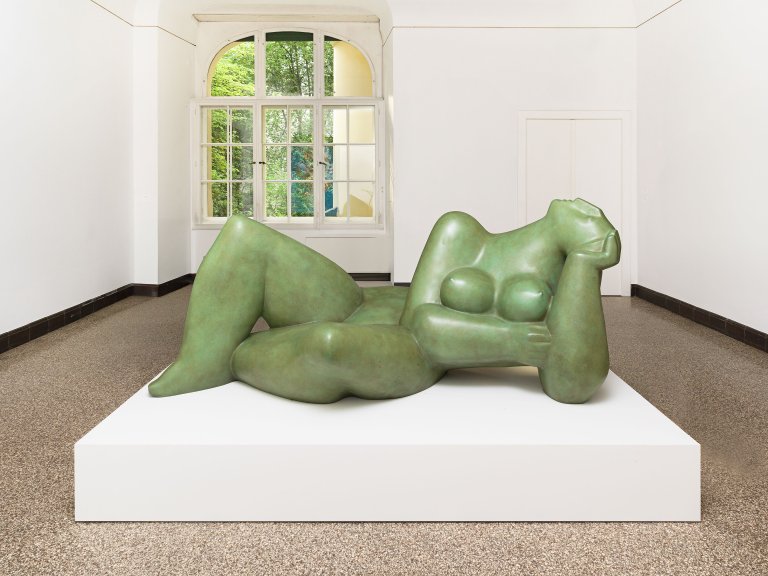 Auf diesem Bild ist das folgende Kunstwerk zu sehen: Karl Hartung. „Große Liegende“. 1951.