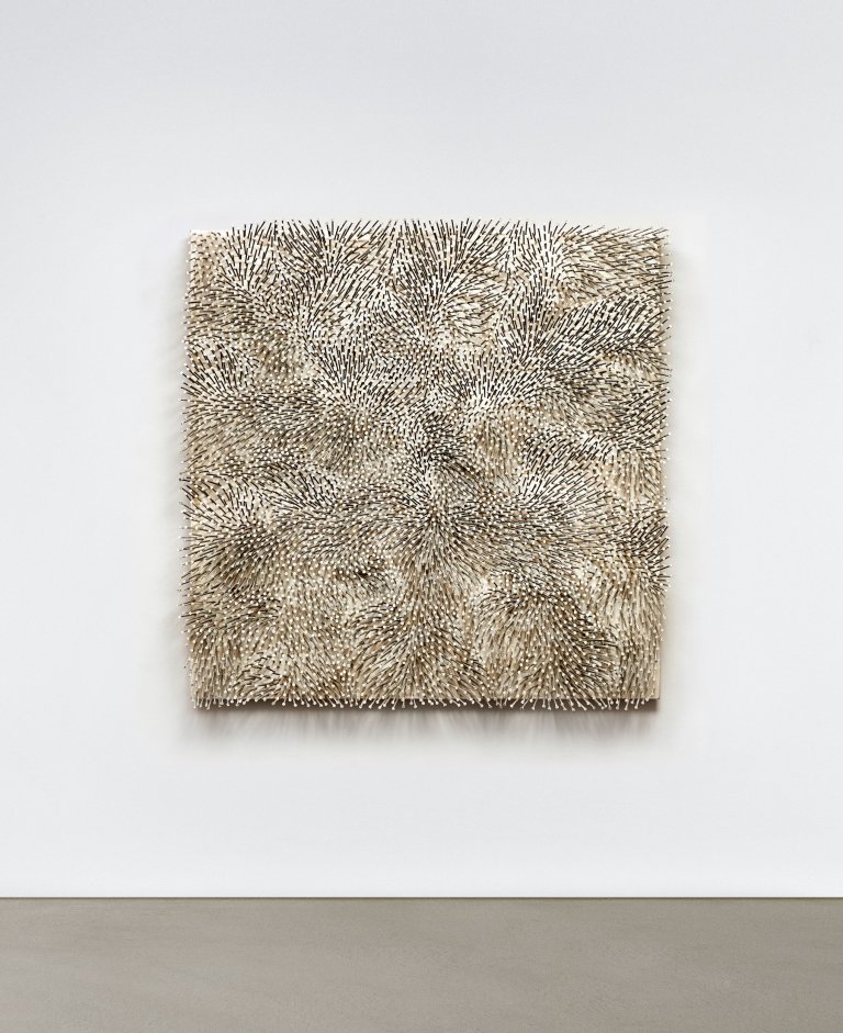 Auf diesem Bild ist das folgende Kunstwerk zu sehen: Günther Uecker. „Weißer Wind“. 1986.