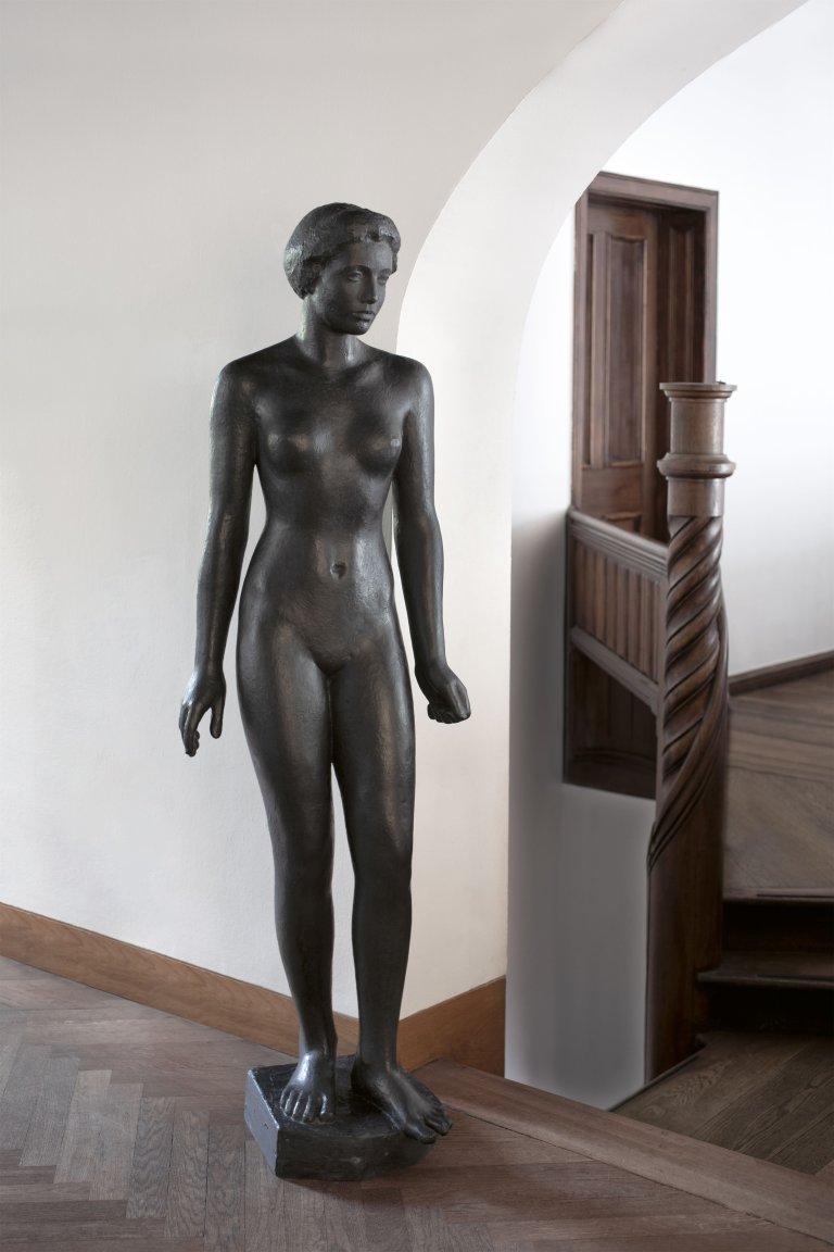 Auf diesem Bild ist das folgende Kunstwerk zu sehen: Georg Kolbe. „Stehende Frau“. 1915/16.