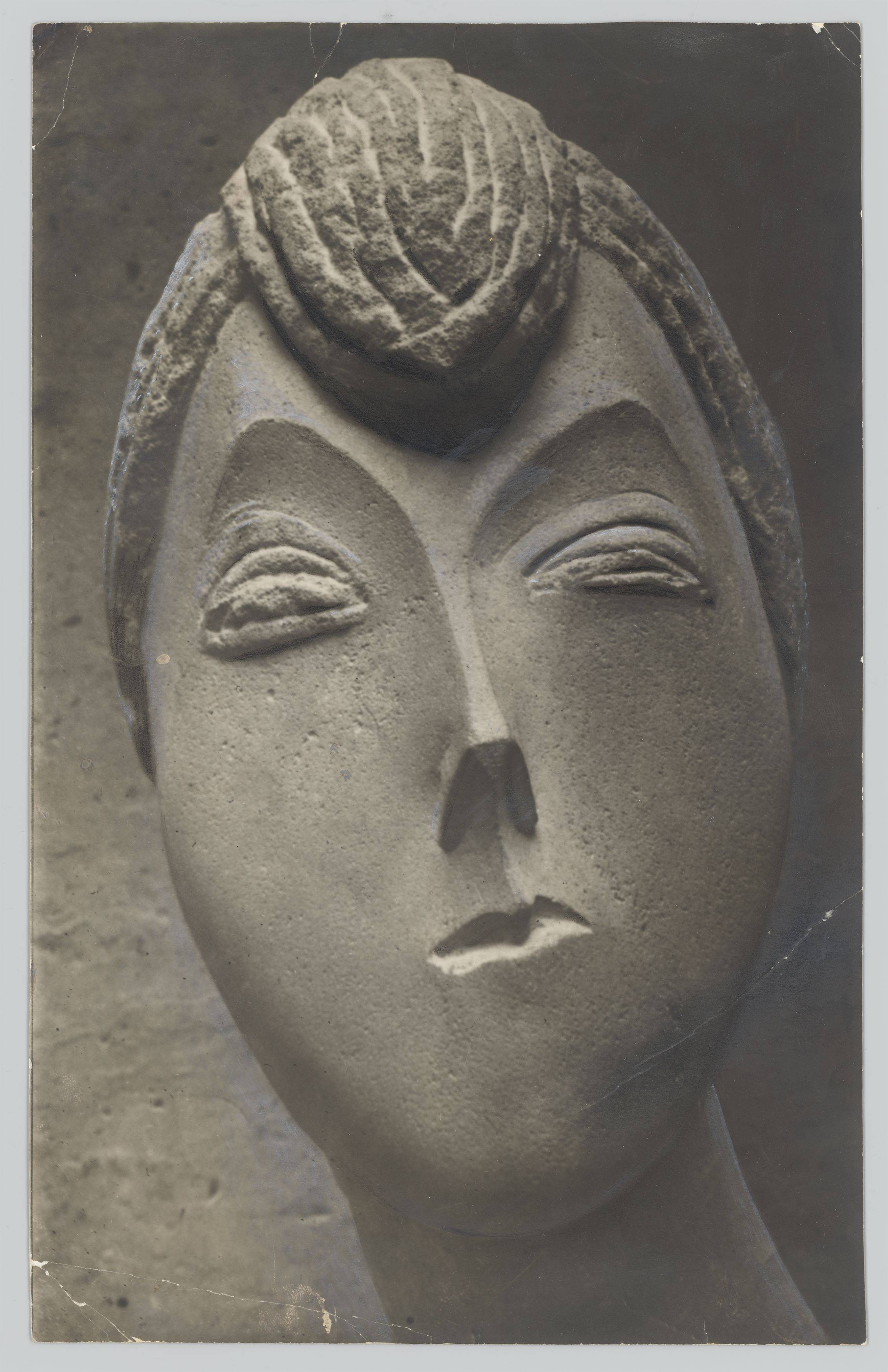 This picture shows the following artwork: Constantin Brâncuşi. Tête de femme (La Baronne Renée Frachon). Circa 1909.