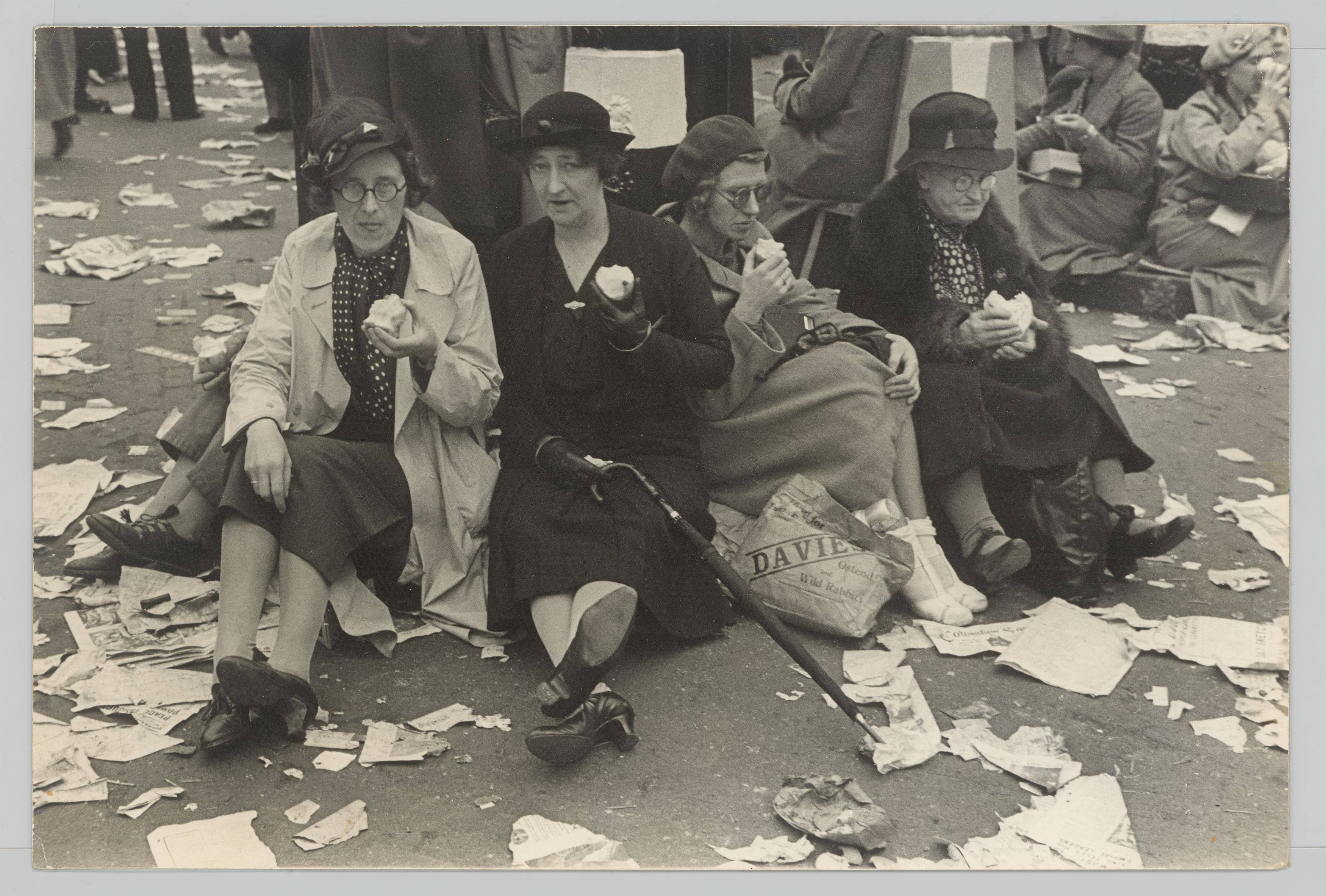 This picture shows the following artwork: Henri Cartier-Bresson. Couronnement du roi George VI, Londres, Angleterre, 12 mai. 1937.