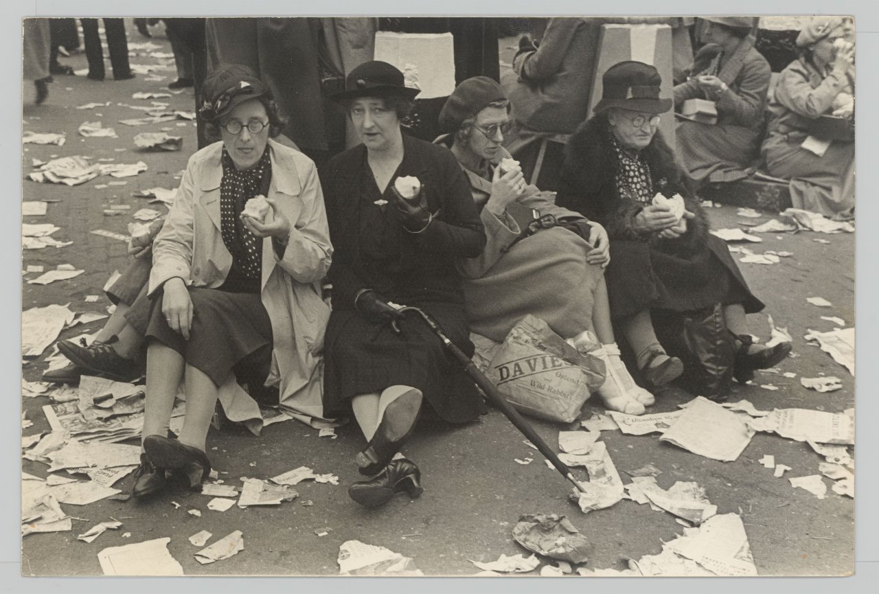 This picture shows the following artwork: Henri Cartier-Bresson. Couronnement du roi George VI, Londres, Angleterre, 12 mai. 1937.