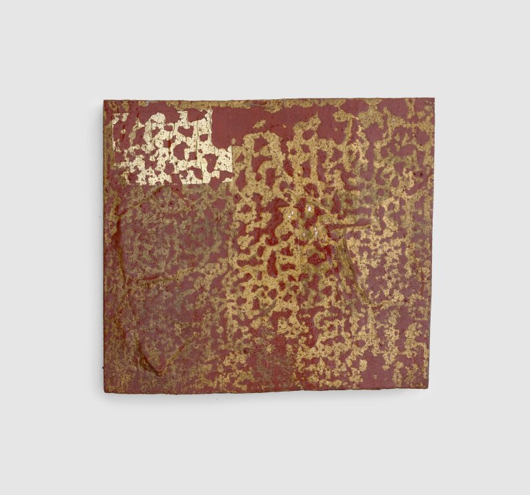 This picture shows the following artwork: Hermann Glöckner. Informelle goldene Struktur auf rotbraunem Grund.