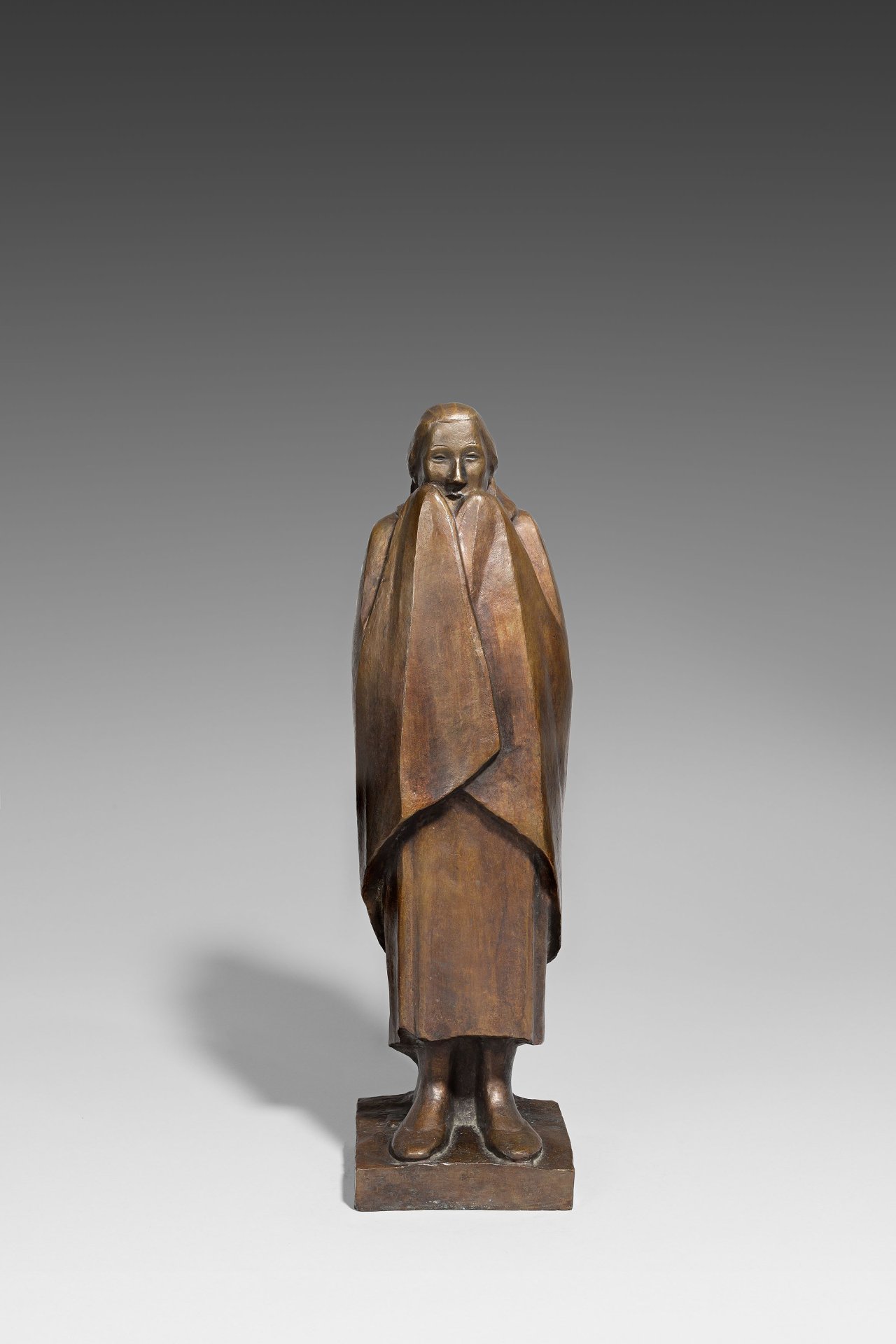 Auf diesem Bild ist das folgende Kunstwerk zu sehen: Ernst Barlach. „Frierendes Mädchen“. 1916.