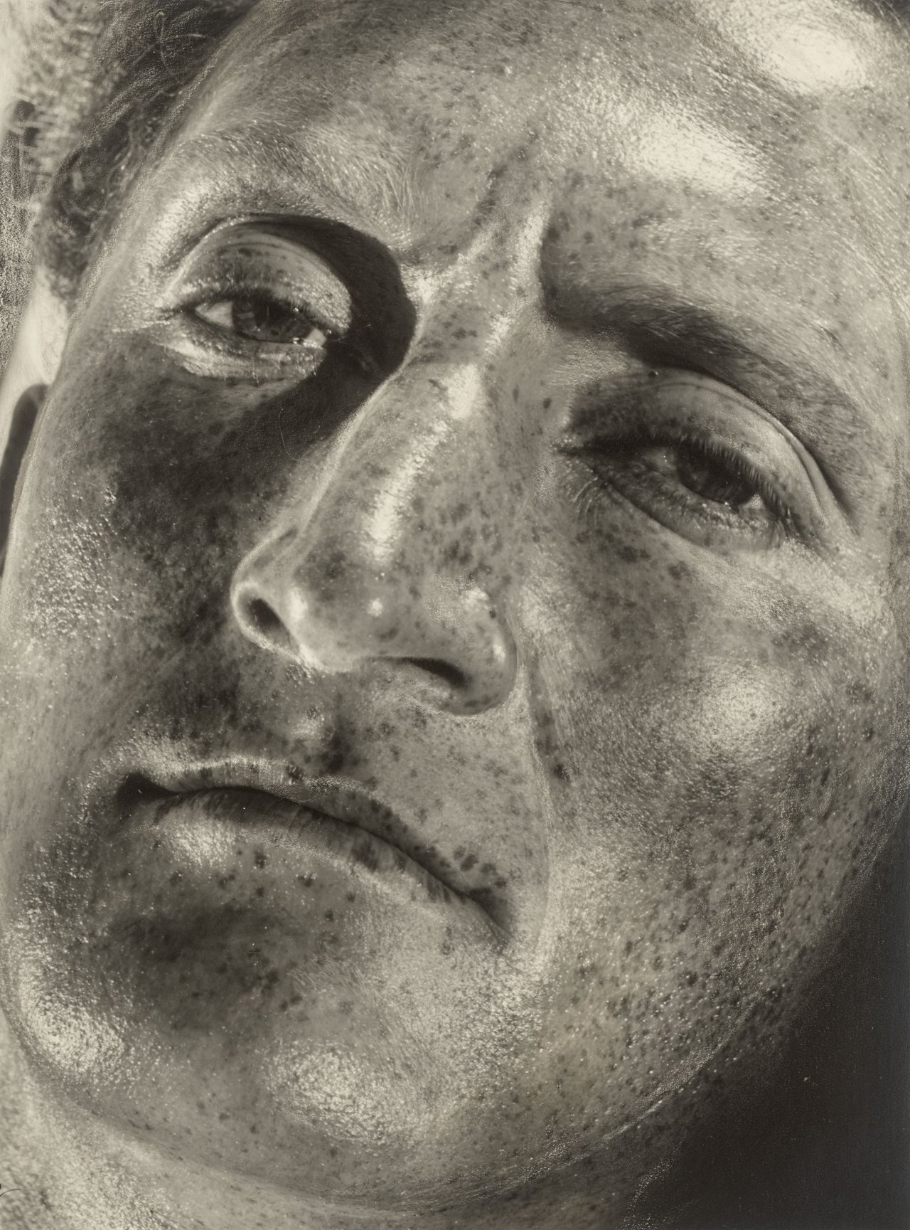 Auf diesem Bild ist das folgende Kunstwerk zu sehen: Helmar Lerski (d.i. Schmuklerski, Israel). Verwandlungen durch Licht, Tel-Aviv. 1935–1936.