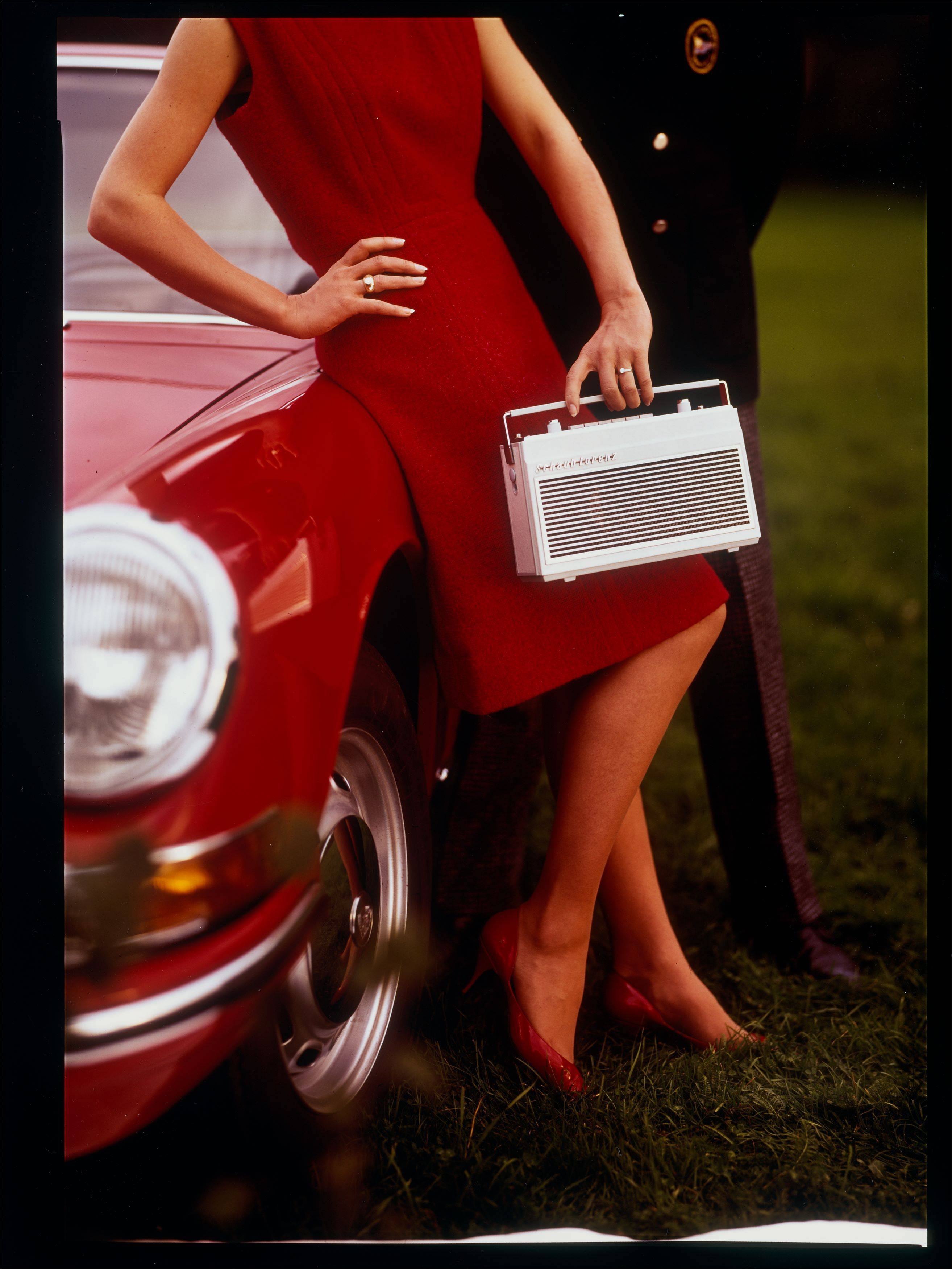 Auf diesem Bild ist das folgende Kunstwerk zu sehen: Walde Huth. Werbeaufnahme 'Schaub Lorenz' Touring Radio. 1950er/60er–Jahre.