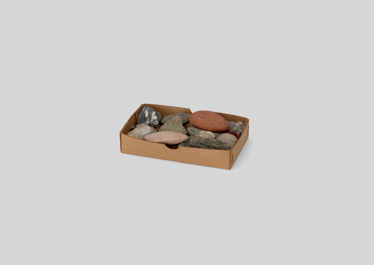 This picture shows the following artwork: Hermann Glöckner. Materialsammlung farbige Steine.