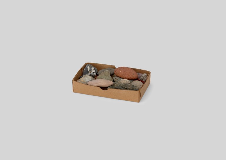 This picture shows the following artwork: Hermann Glöckner. Materialsammlung farbige Steine.