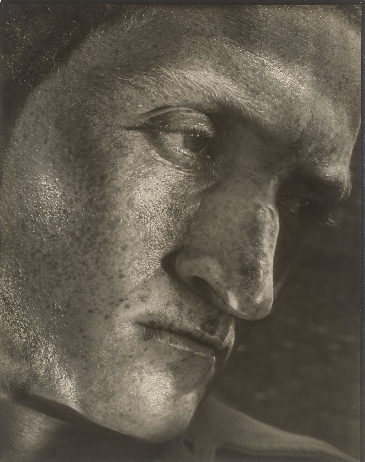 Auf diesem Bild ist das folgende Kunstwerk zu sehen: Helmar Lerski (d.i. Schmuklerski, Israel). Verwandlungen durch Licht, Tel-Aviv. 1935–1936.
