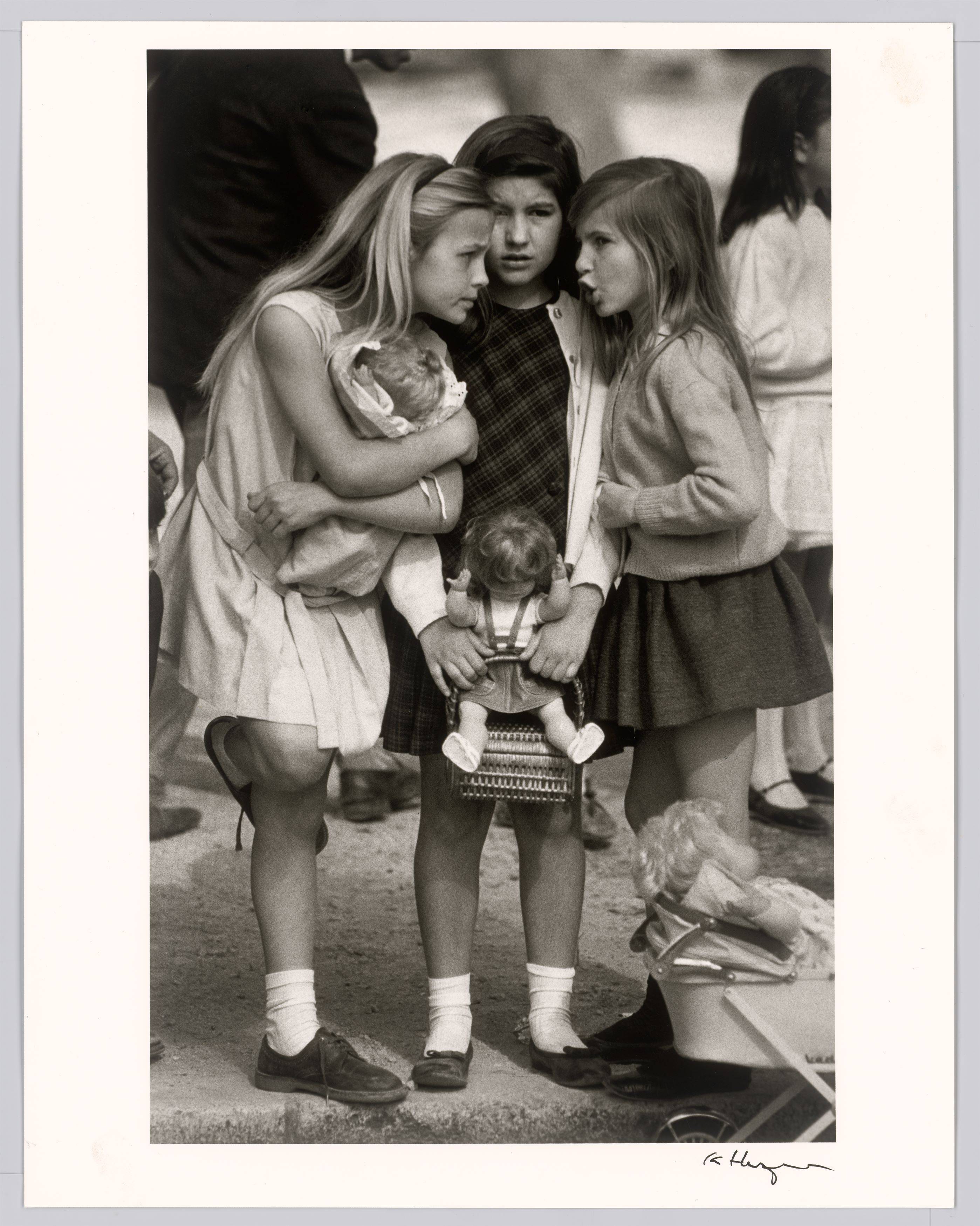 Auf diesem Bild ist das folgende Kunstwerk zu sehen: Ken Heyman. „The Doll Club“. 1987.