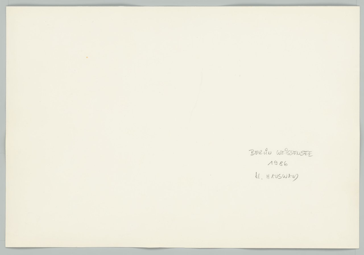 This picture shows the following artwork: Harald Hauswald. ”Berlin Weissensee”. 1986.