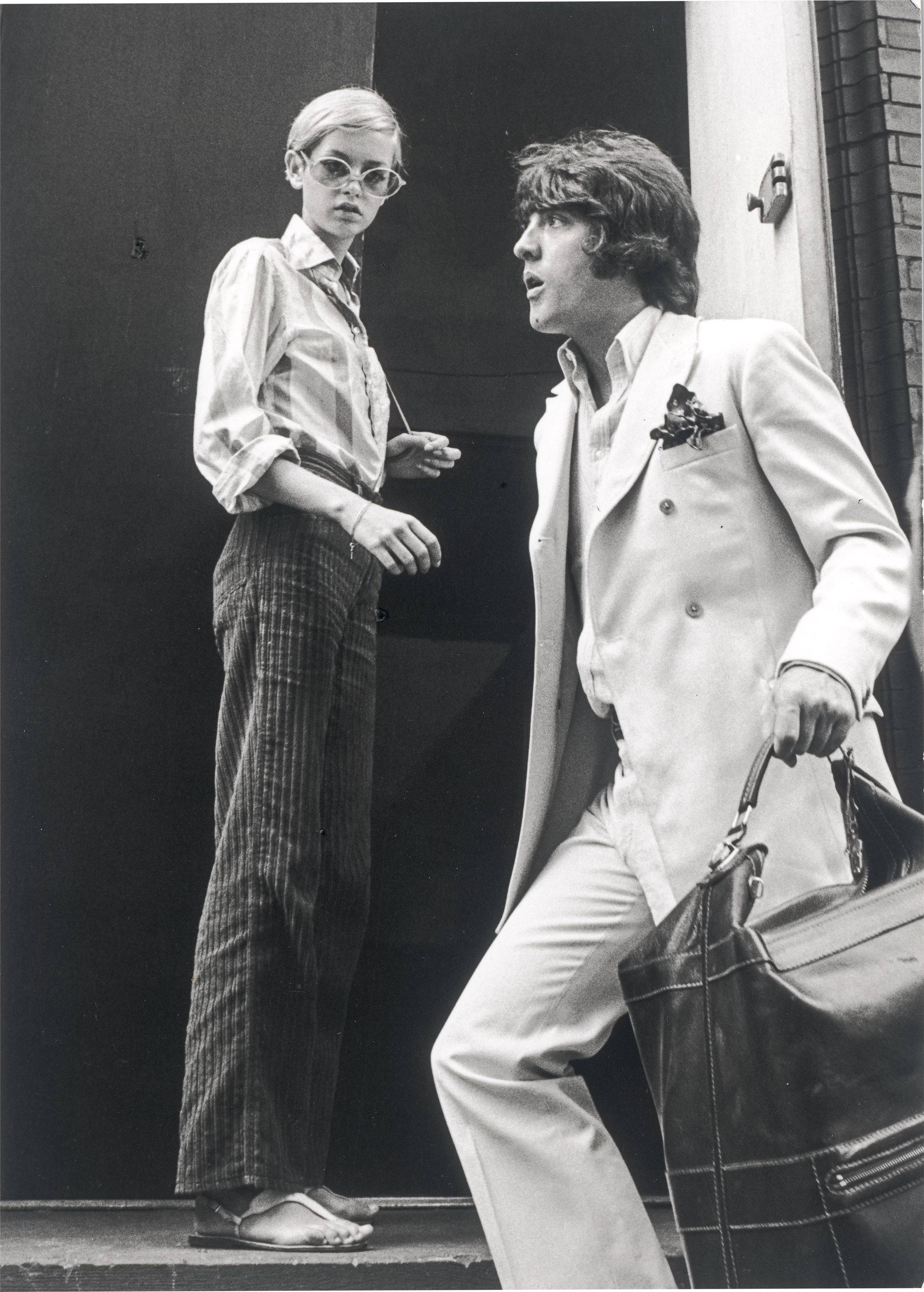 Auf diesem Bild ist das folgende Kunstwerk zu sehen: Ron Galella (d.i. Galella, Ronald E.). Twiggy and Justin de Villeneuve, New York City. 1967.