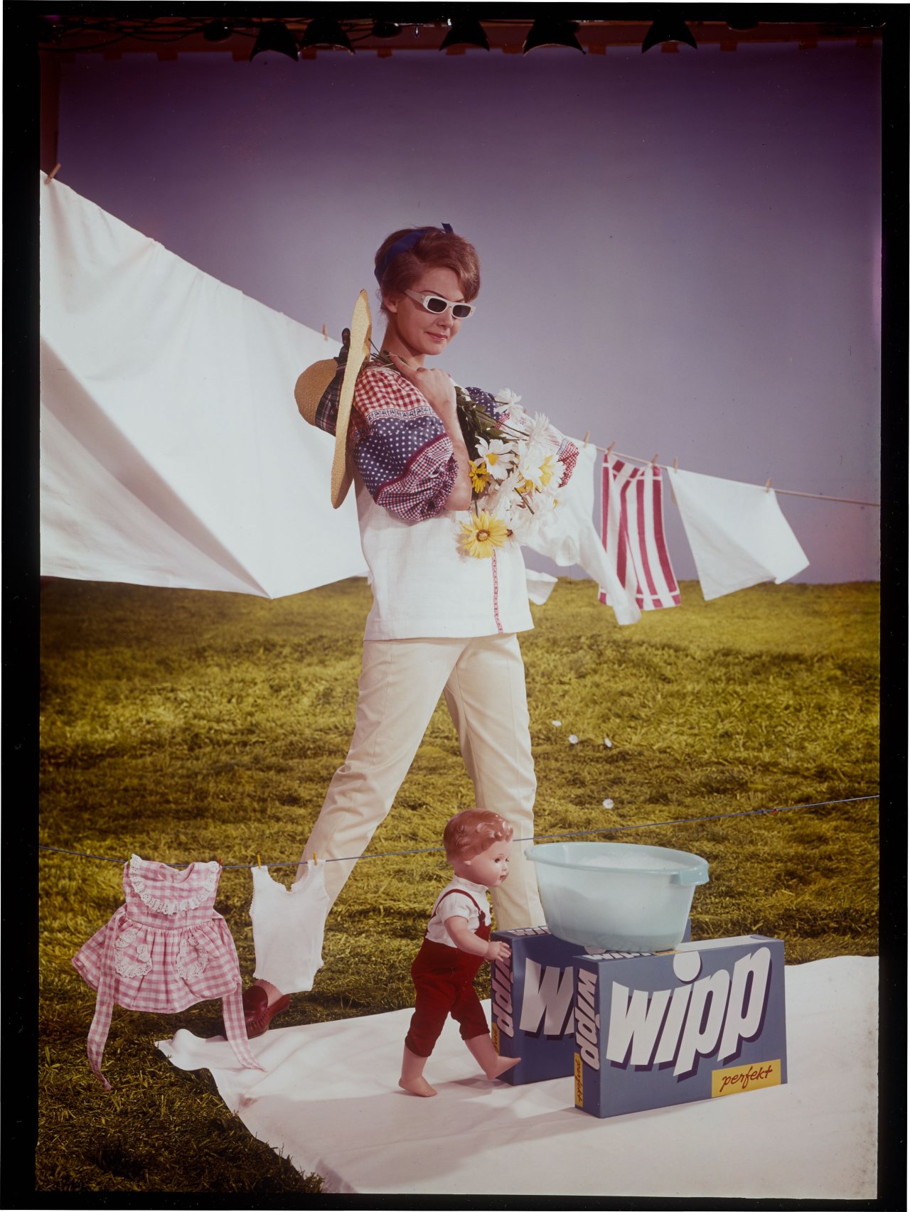 Auf diesem Bild ist das folgende Kunstwerk zu sehen: Walde Huth. Werbeaufnahme 'Wipp perfekt' Waschmittel. 1950er/60er–Jahre.