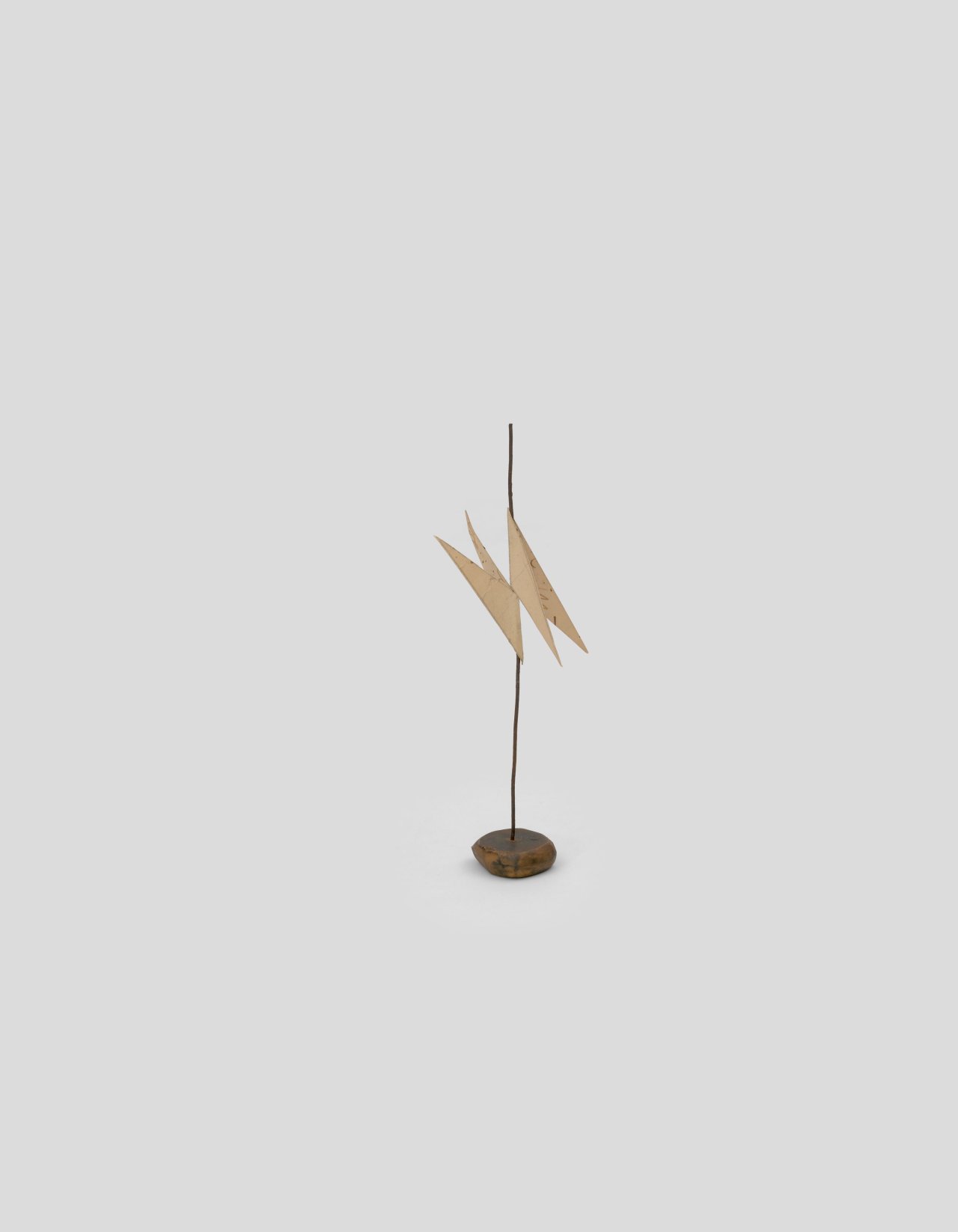 This picture shows the following artwork: Hermann Glöckner. Paarig gefaltete Dreiecke, an einem Mast. 1970.
