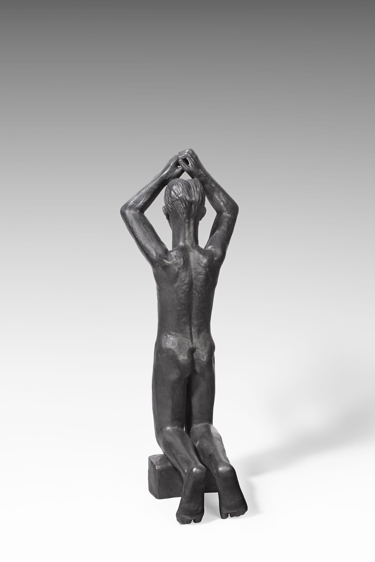 This picture shows the following artwork: Hermann Blumenthal. ”Auf Block Kniender mit erhobenen Armen”. 1933.