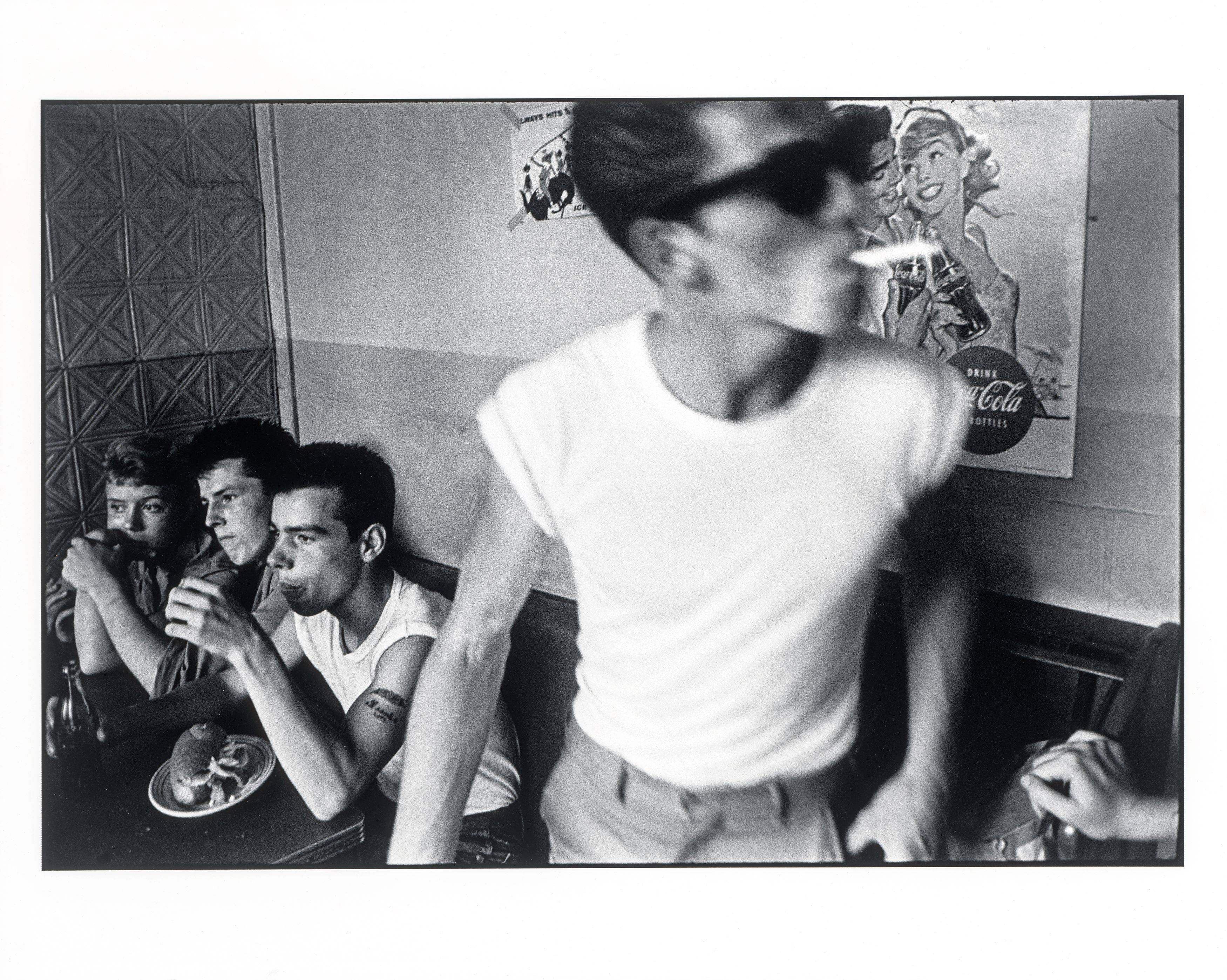 Auf diesem Bild ist das folgende Kunstwerk zu sehen: Bruce Davidson. New York City, aus der Serie „Brooklyn Gang“. 1959.