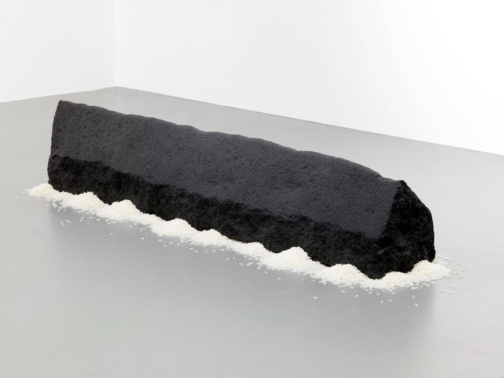 Auf diesem Bild ist das folgende Kunstwerk zu sehen: Wolfgang Laib. Reishaus. 2007.