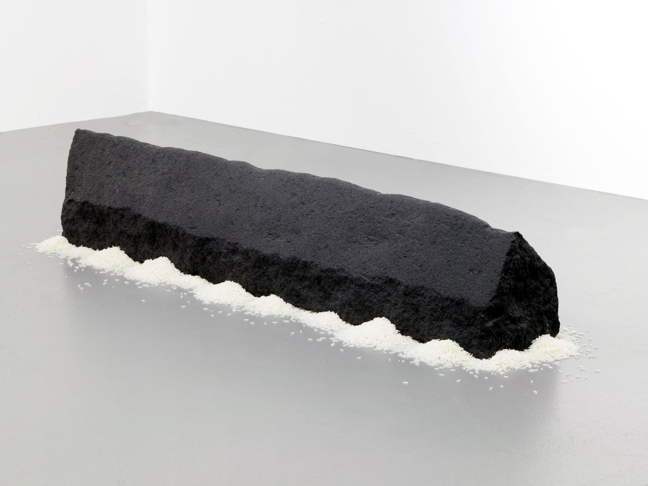 Auf diesem Bild ist das folgende Kunstwerk zu sehen: Wolfgang Laib. Reishaus. 2007.