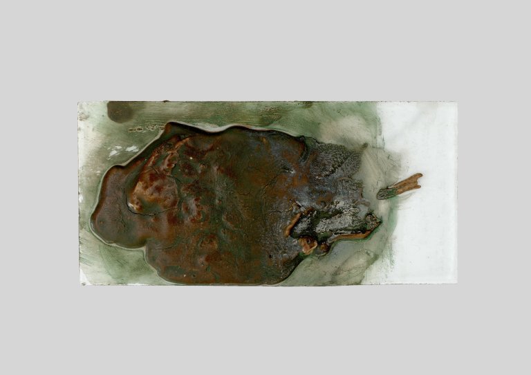This picture shows the following artwork: Hermann Glöckner. Dunkelbraune Erhebung auf grünlicher Fläche. 1963.
