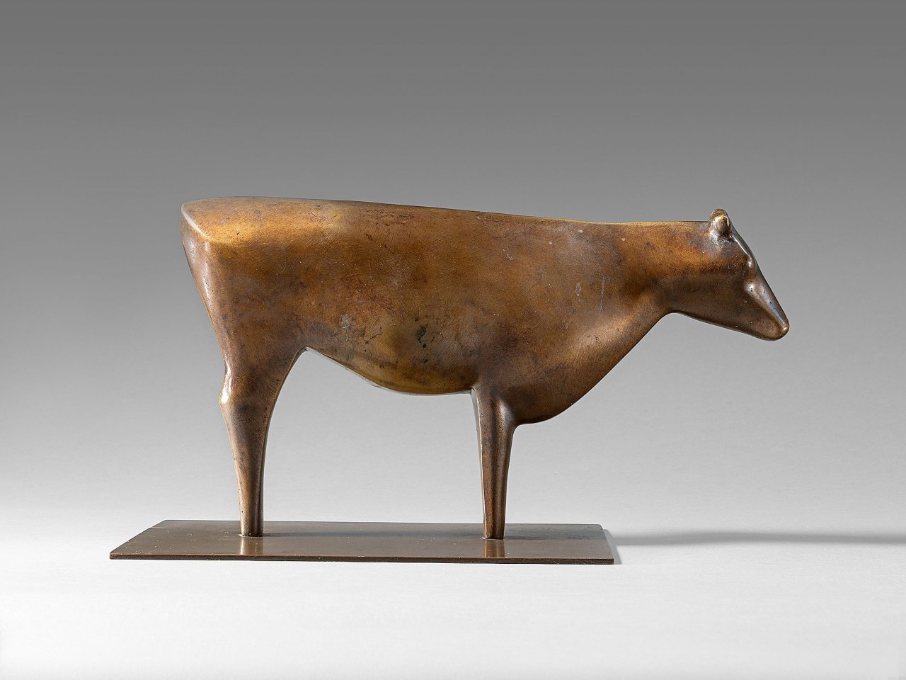 Auf diesem Bild ist das folgende Kunstwerk zu sehen: Ewald Mataré. „Stehende Kuh ‚Windkuh‘“. 1923.