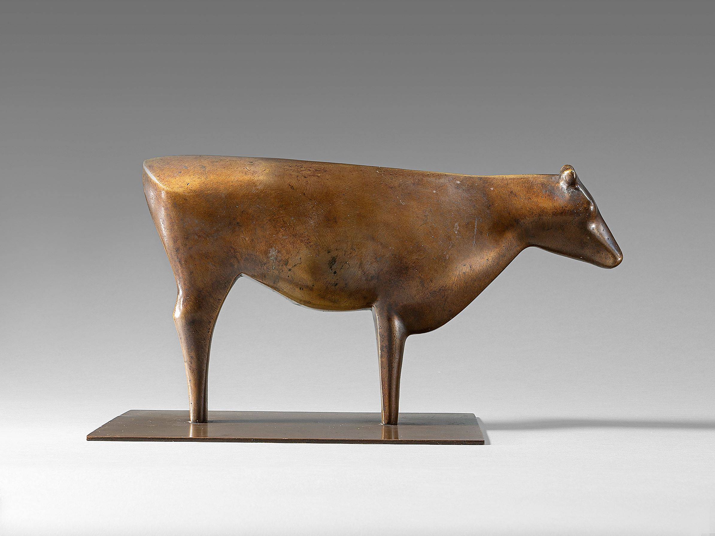 Auf diesem Bild ist das folgende Kunstwerk zu sehen: Ewald Mataré. „Stehende Kuh ‚Windkuh‘“. 1923.