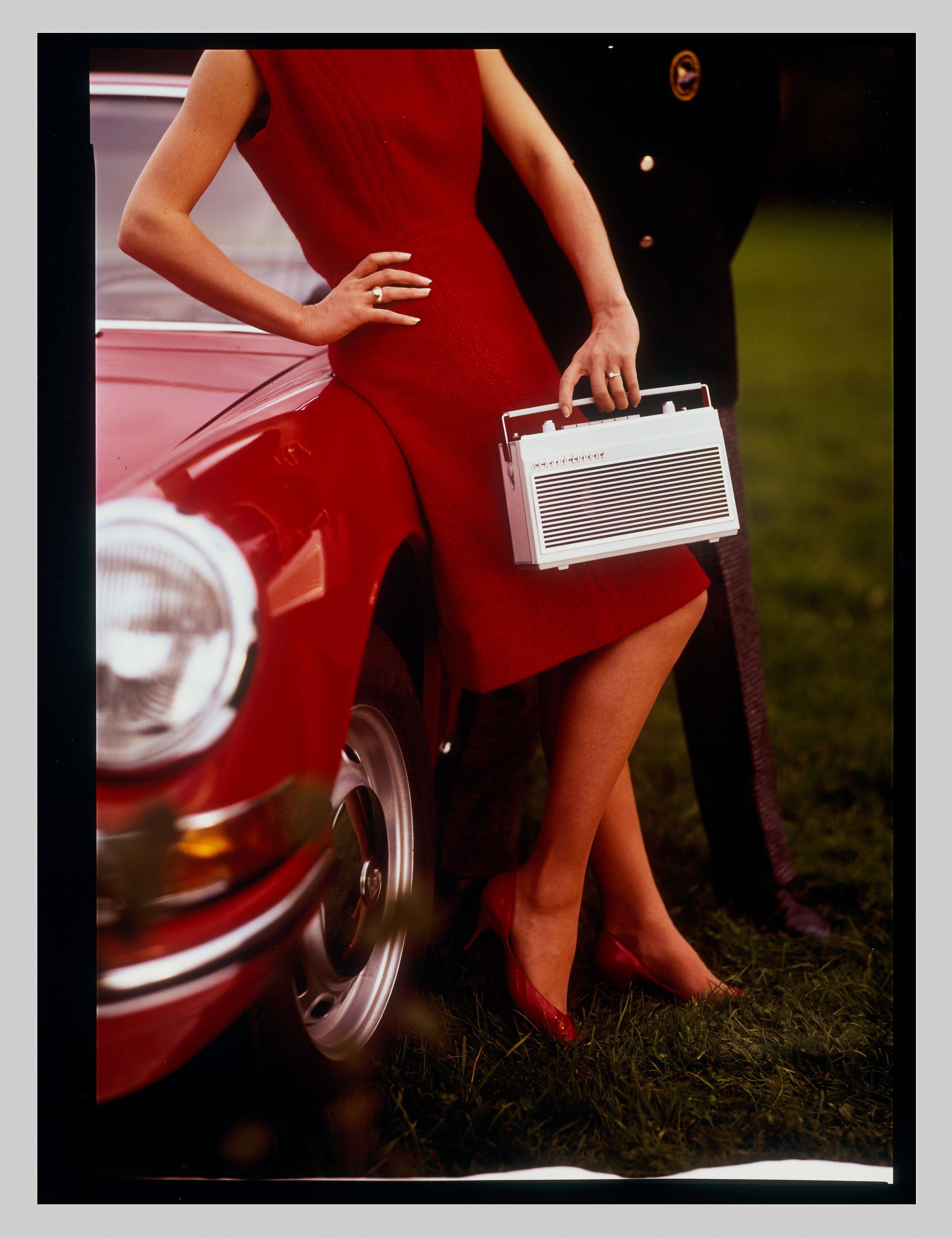 Auf diesem Bild ist das folgende Kunstwerk zu sehen: Walde Huth. Werbeaufnahme 'Schaub Lorenz' Touring Radio. 1950er/60er–Jahre.