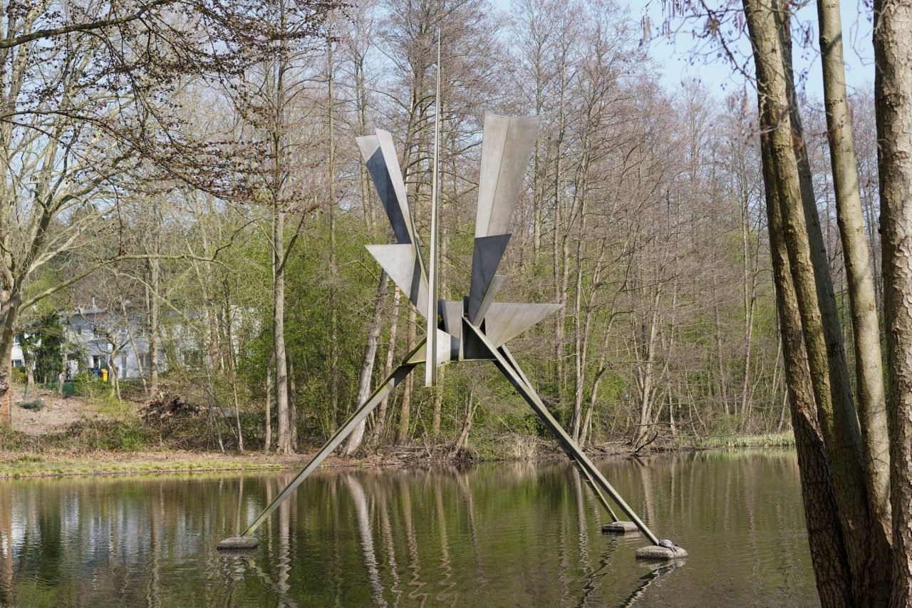 Auf diesem Bild ist das folgende Kunstwerk zu sehen: Hans Uhlmann. „2. Entwurf für das Mahnmal zum Gedächtnis des Widerstandes im Dritten Reich in Leverkusen-Alkenrath“. 1957.