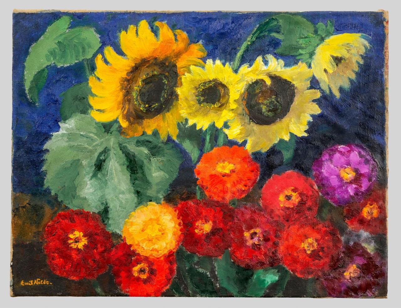 This picture shows the following artwork: Emil Nolde. ”Zinnien und Sonnenblumen”. 1940.