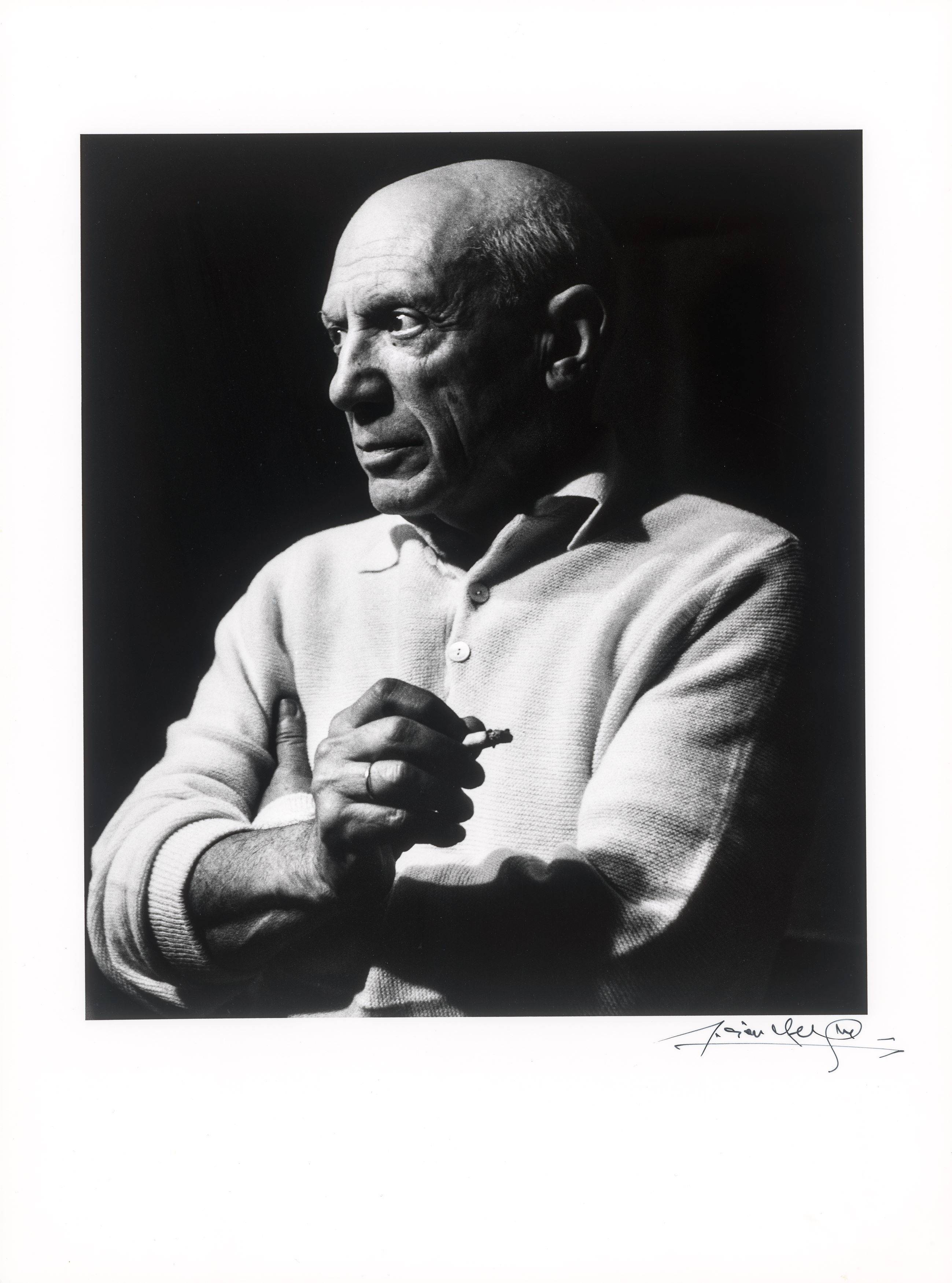 This picture shows the following artwork: Lucien Clergue. ”Picasso à la cigarette II, Cannes, La Californie”. 1956.