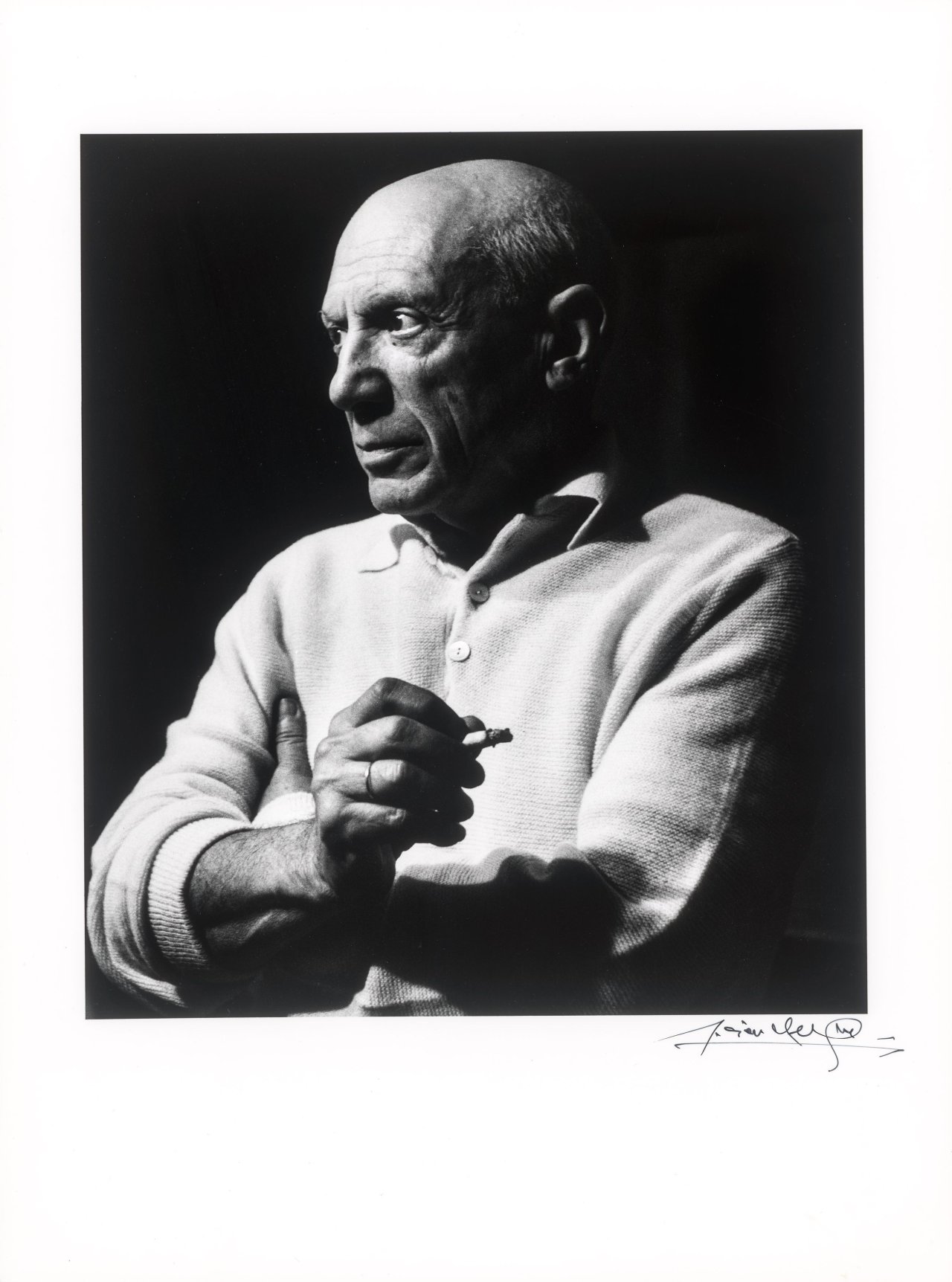 This picture shows the following artwork: Lucien Clergue. ”Picasso à la cigarette II, Cannes, La Californie”. 1956.