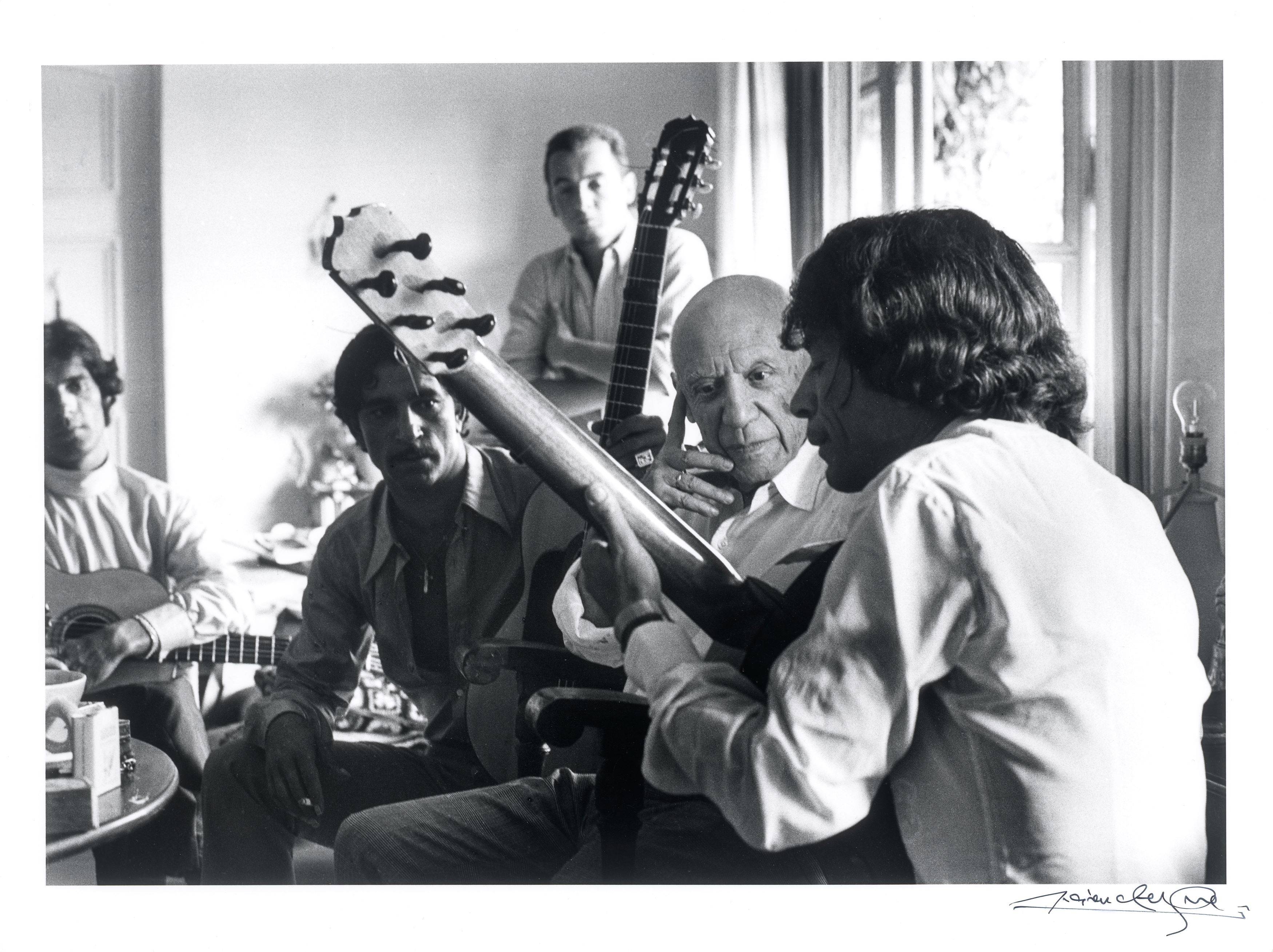 This picture shows the following artwork: Lucien Clergue. ”Picasso and Manitas de Plata, Mougins, N.[otre] D.[ame] de Vie”. 1968.