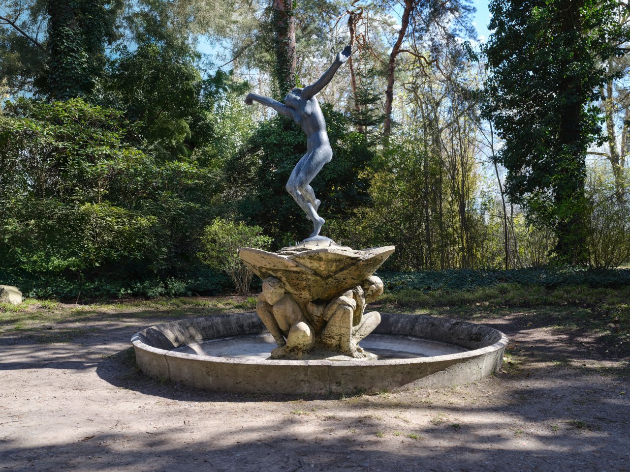 Auf diesem Bild ist das folgende Kunstwerk zu sehen: Georg Kolbe. „Tänzerinnen–Brunnen“. 1922.