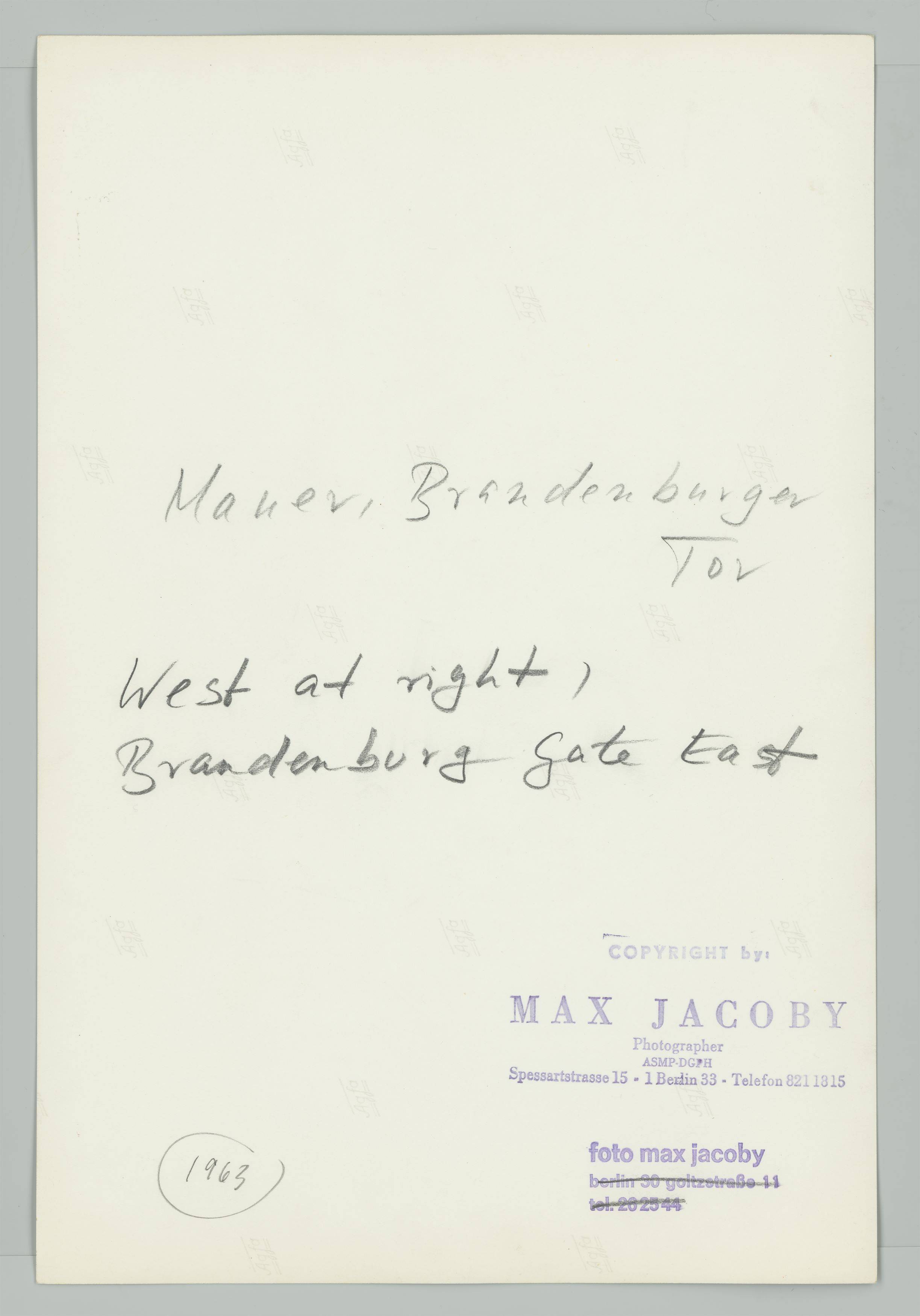 This picture shows the following artwork: Max Jacoby. ”Mauer, Brandenburger Tor”. 1963.