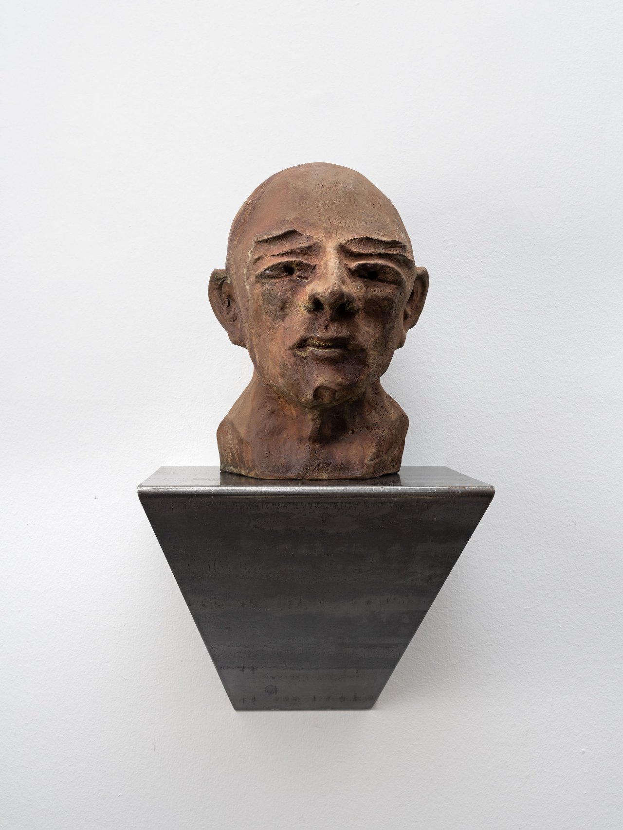 This picture shows the following artwork: Thomas Schütte. Wicht. 2006.