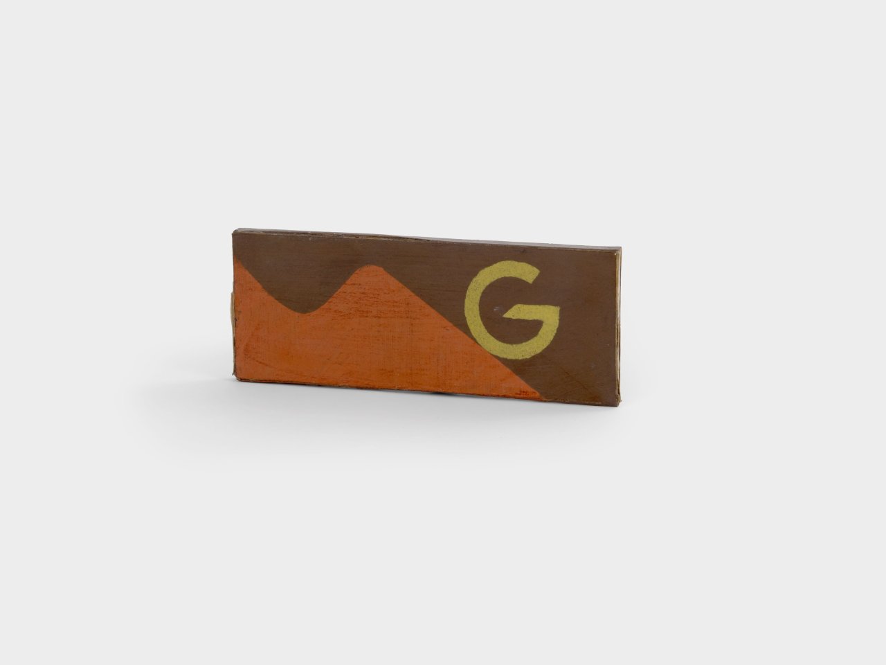 This picture shows the following artwork: Hermann Glöckner. Schachtel in Dunkelbraun und Rot mit Initialen F G in Gelb.