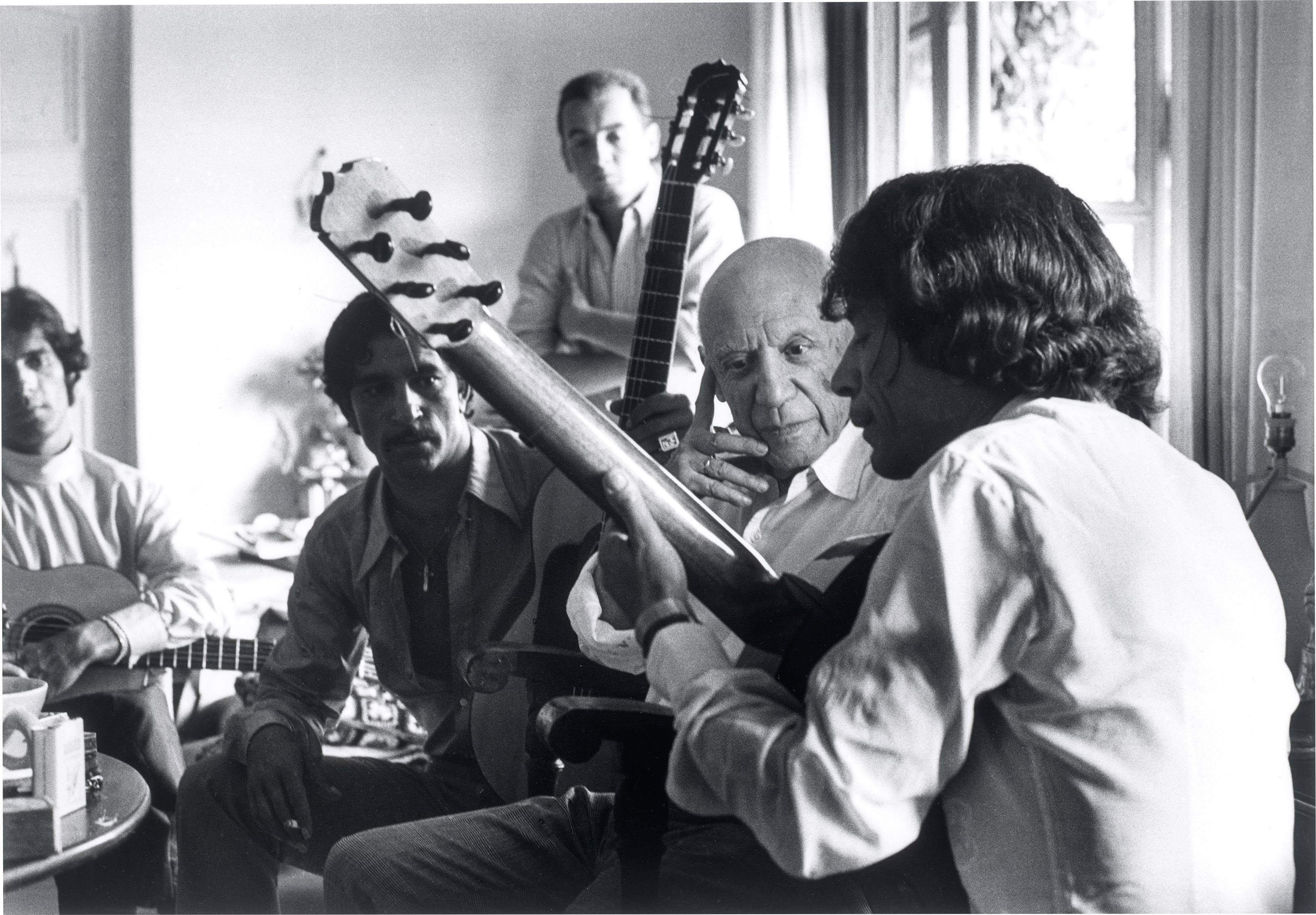 This picture shows the following artwork: Lucien Clergue. ”Picasso and Manitas de Plata, Mougins, N.[otre] D.[ame] de Vie”. 1968.