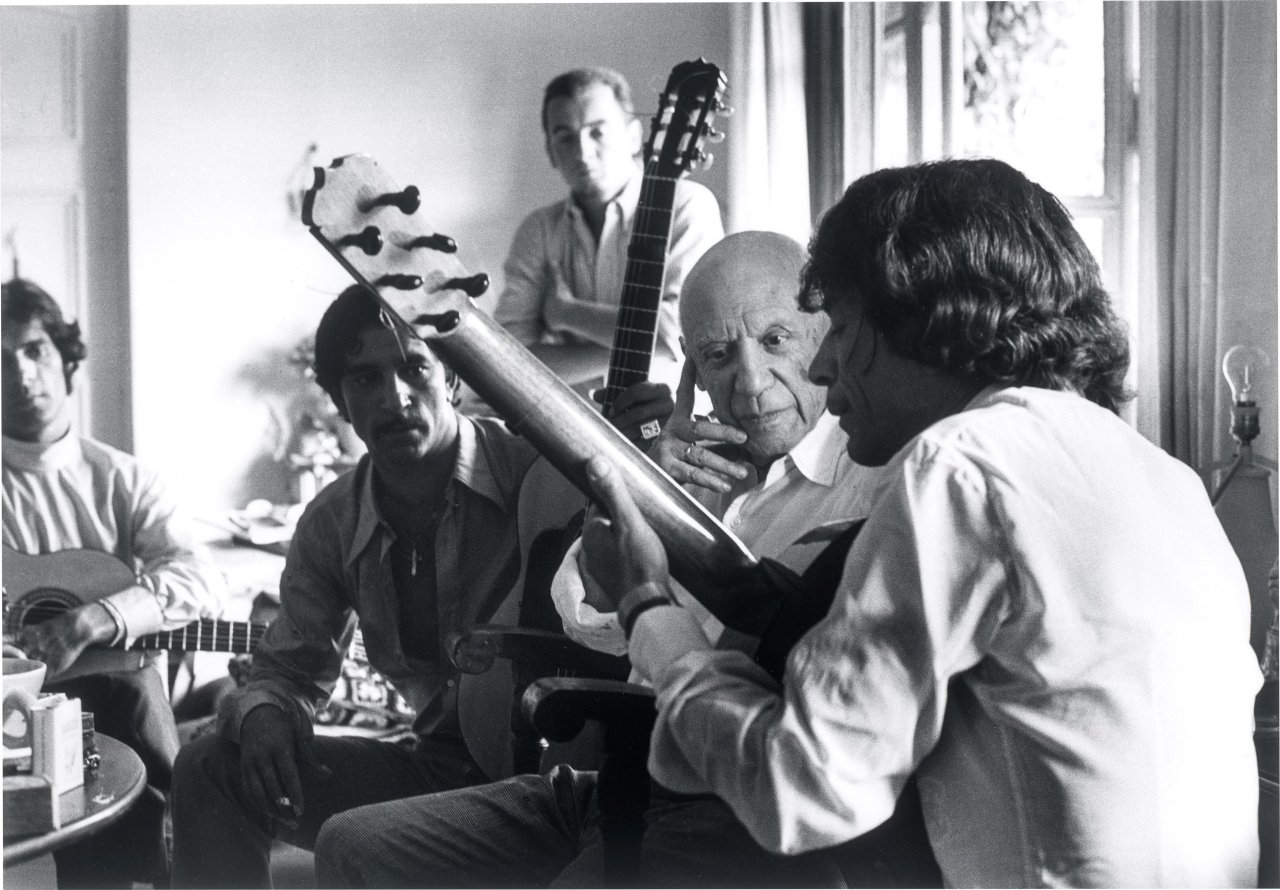 This picture shows the following artwork: Lucien Clergue. ”Picasso and Manitas de Plata, Mougins, N.[otre] D.[ame] de Vie”. 1968.