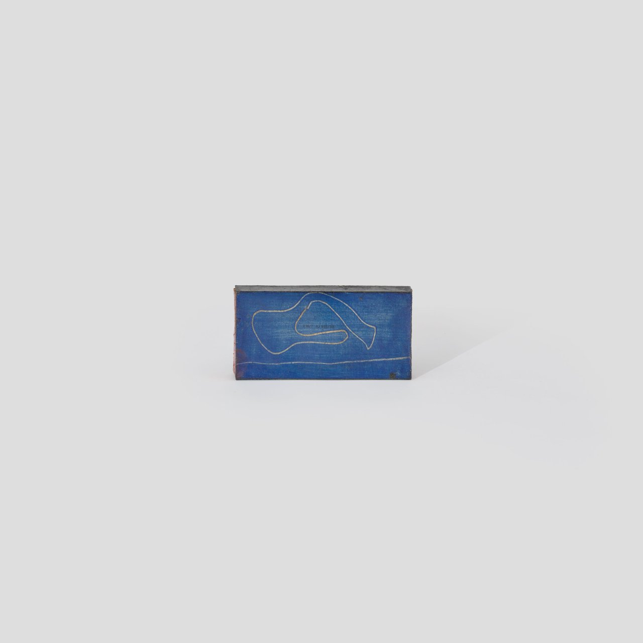 Auf diesem Bild ist das folgende Kunstwerk zu sehen: Hermann Glöckner. Schiebeschachtel blau/schwarzbraun/rot. 1965.