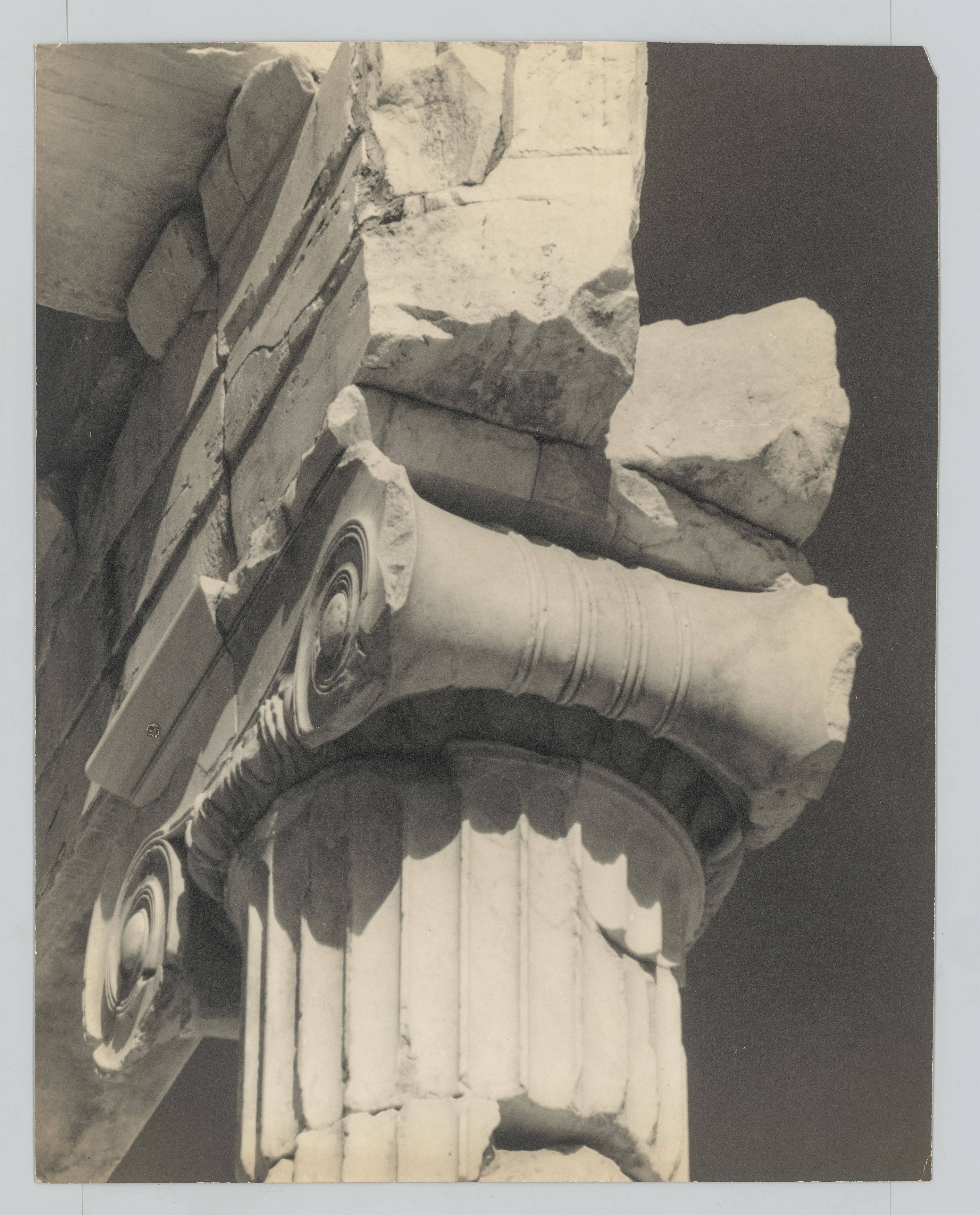 This picture shows the following artwork: Walter Hege. Kapitell aus der Vorhalle der Propyläen - Athen. 1928/29.