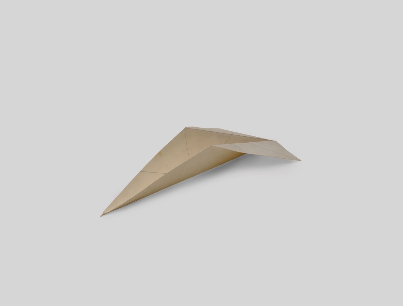 Auf diesem Bild ist das folgende Kunstwerk zu sehen: Hermann Glöckner. Faltung in Form eines „Papierfliegers“. 1977.