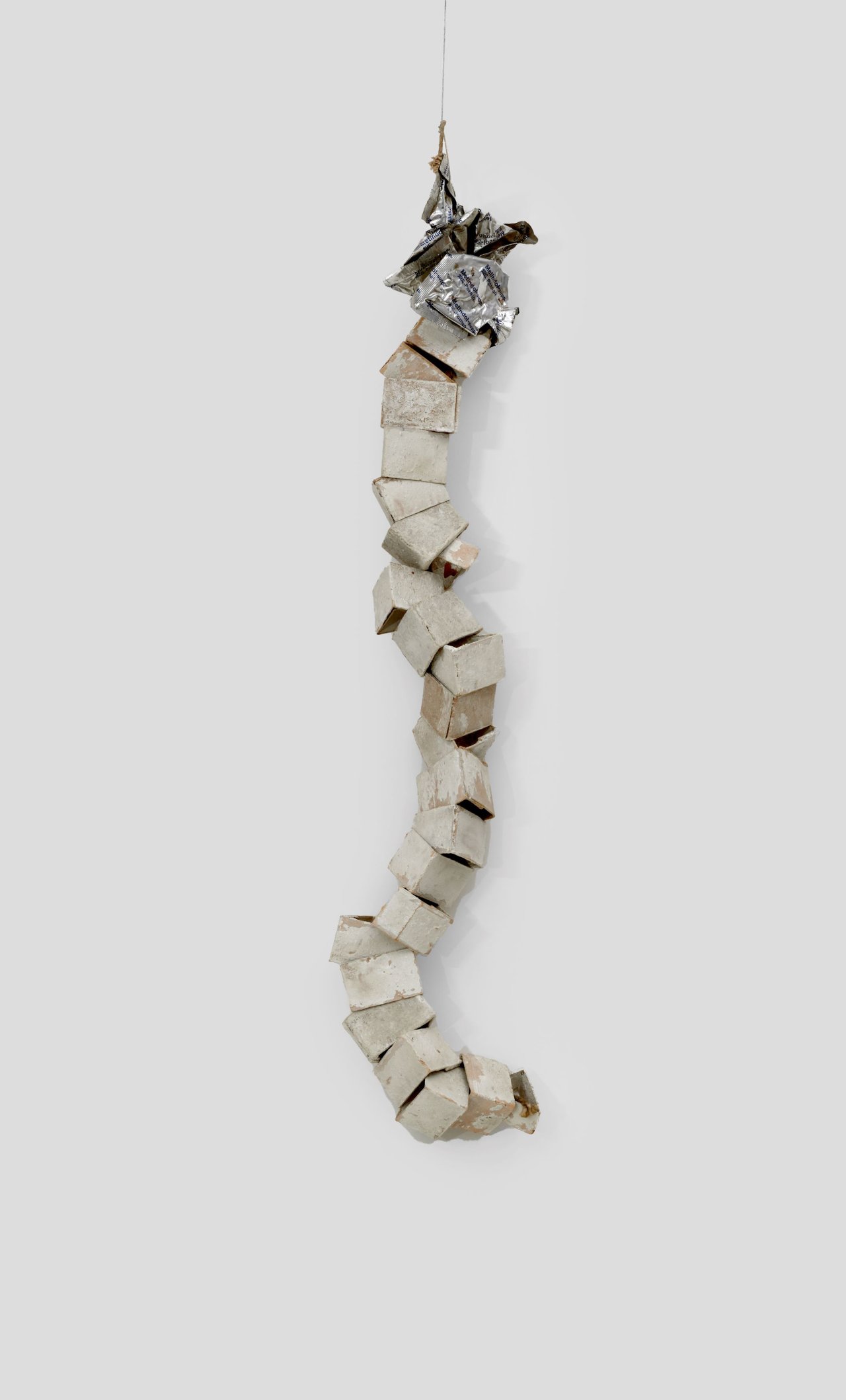 This picture shows the following artwork: Hermann Glöckner. Hängende Reihung von 23 räumlichen Dreiecken. 1967.