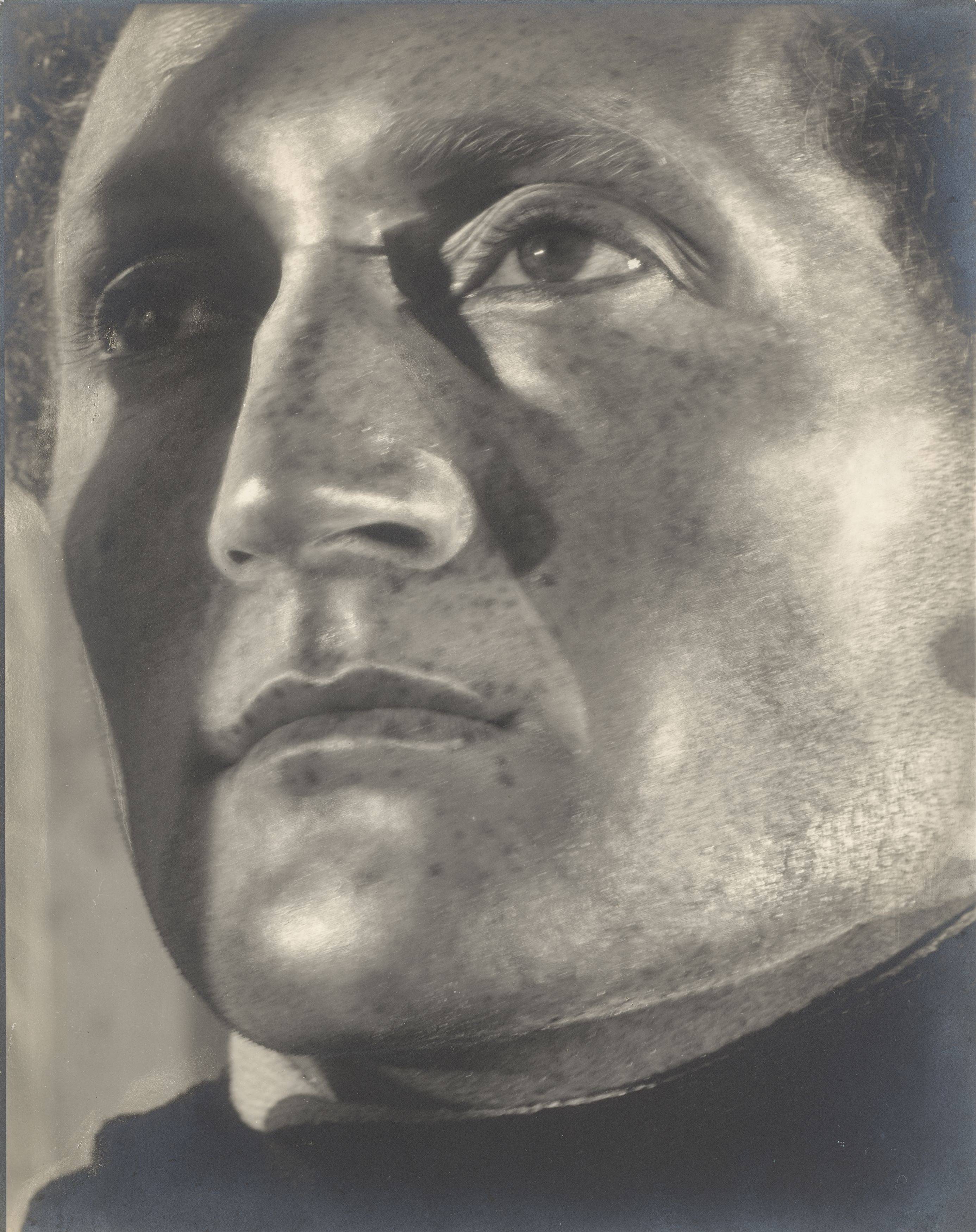 Auf diesem Bild ist das folgende Kunstwerk zu sehen: Helmar Lerski (d.i. Schmuklerski, Israel). Verwandlungen durch Licht, Tel-Aviv. 1935–1936.