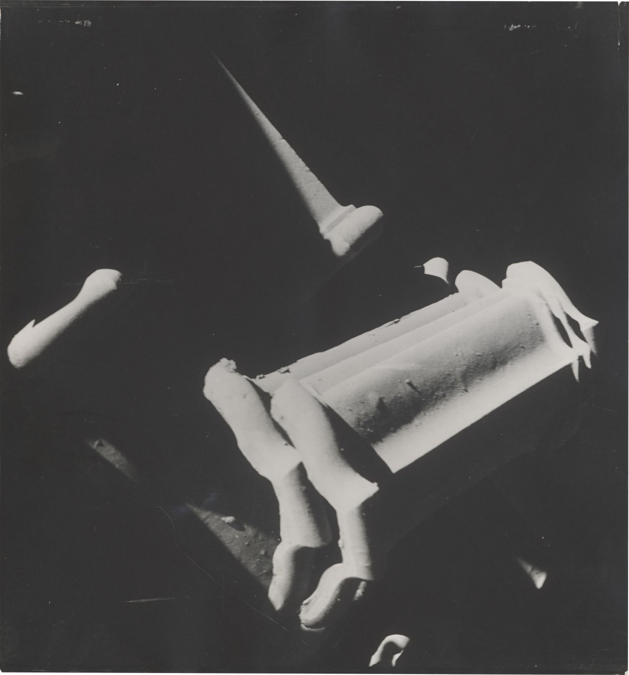 Auf diesem Bild ist das folgende Kunstwerk zu sehen: Gyula Pap. Tetöcserepek [Dachziegel]. 1924.