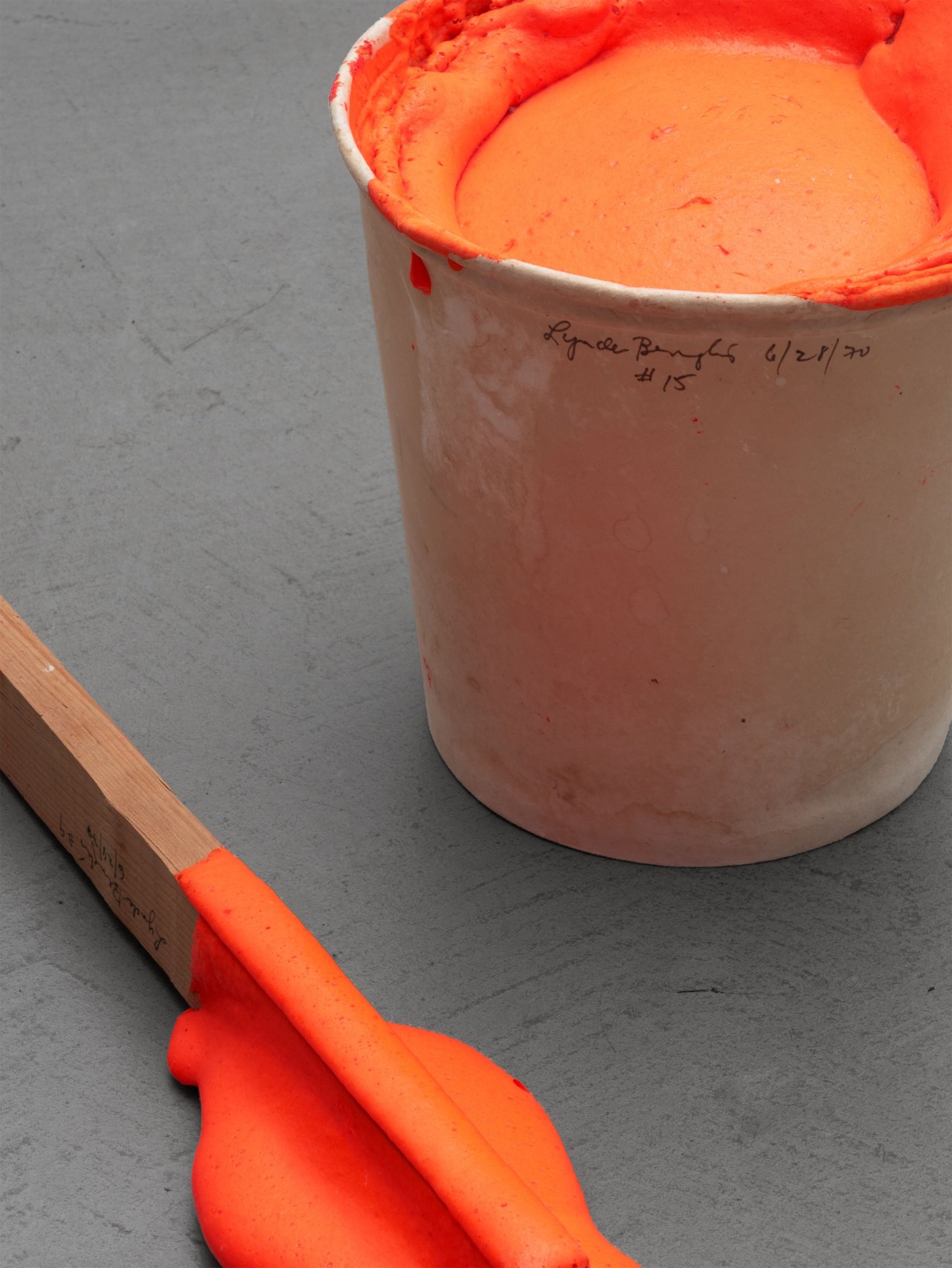 Auf diesem Bild ist das folgende Kunstwerk zu sehen: Lynda Benglis. „Very Classy“. 1970.