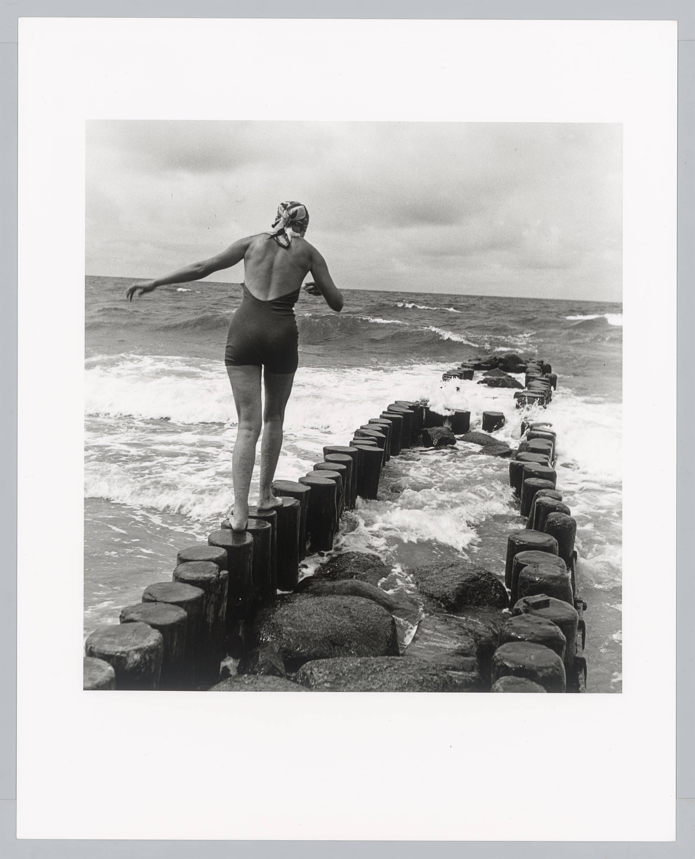 Auf diesem Bild ist das folgende Kunstwerk zu sehen: Bleicke Bleicken. Balancieren, Westerland. 1935.