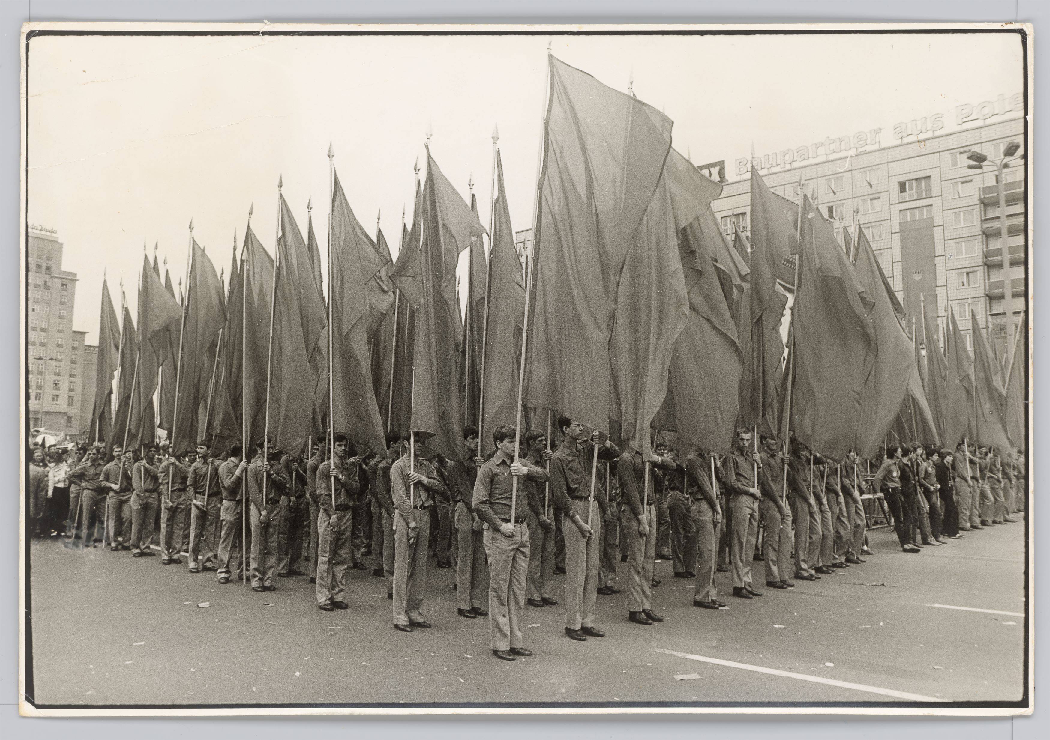 This picture shows the following artwork: Harald Hauswald. ”1. Mai 1983. Karl-Marx-Allee”. 1983.