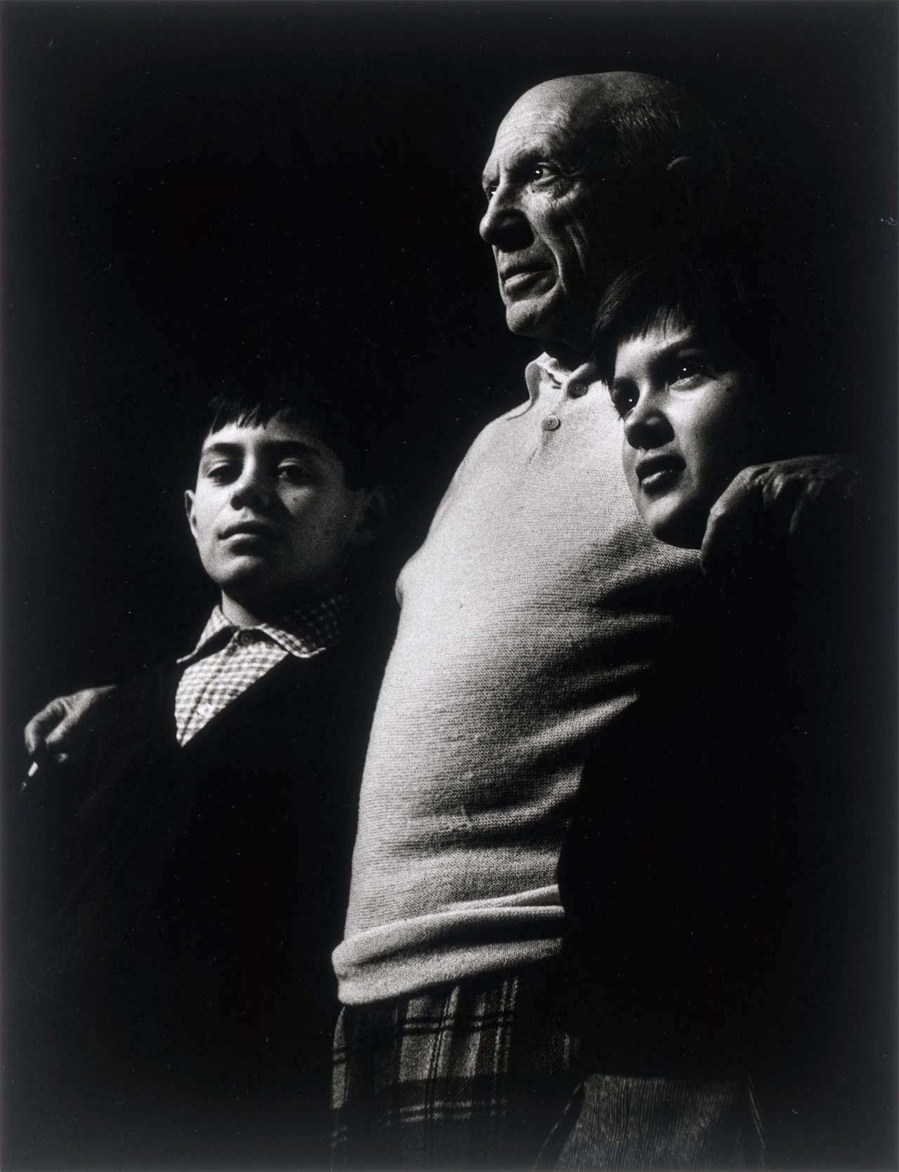 This picture shows the following artwork: Lucien Clergue. ”Picasso, Claude et Paloma, La Californie, Cannes”. 1956.