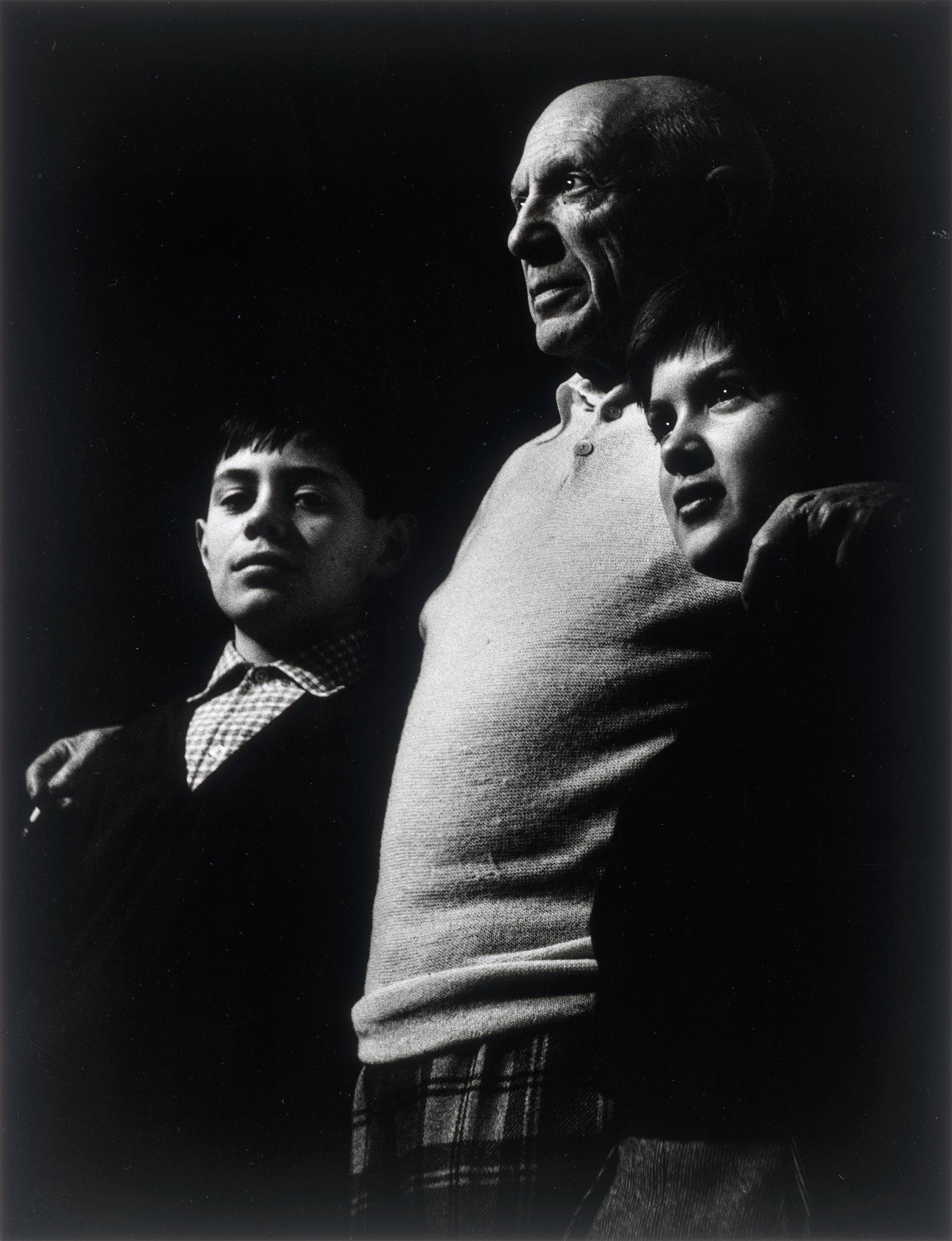 This picture shows the following artwork: Lucien Clergue. ”Picasso, Claude et Paloma, La Californie, Cannes”. 1956.