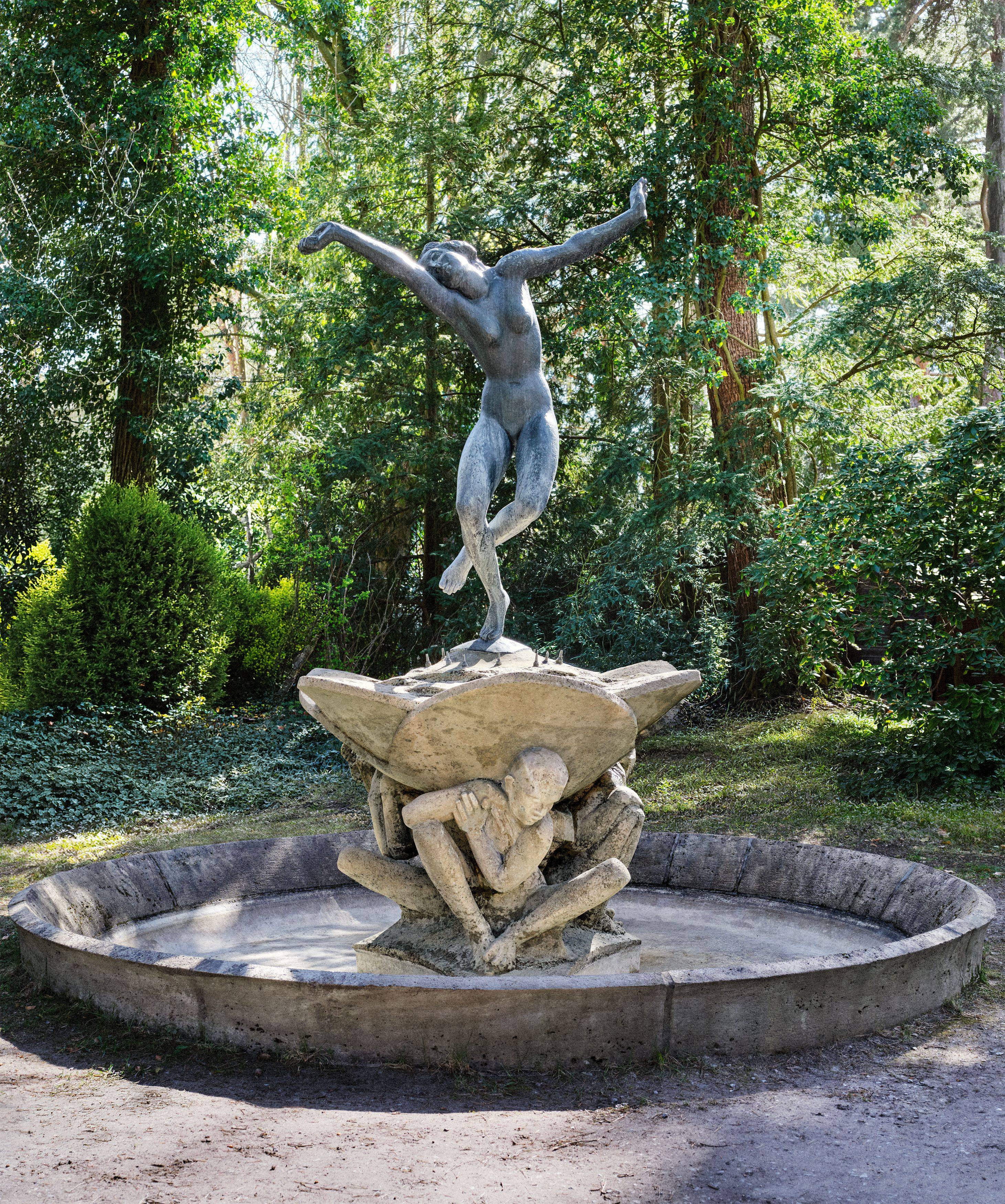 Auf diesem Bild ist das folgende Kunstwerk zu sehen: Georg Kolbe. „Tänzerinnen–Brunnen“. 1922.