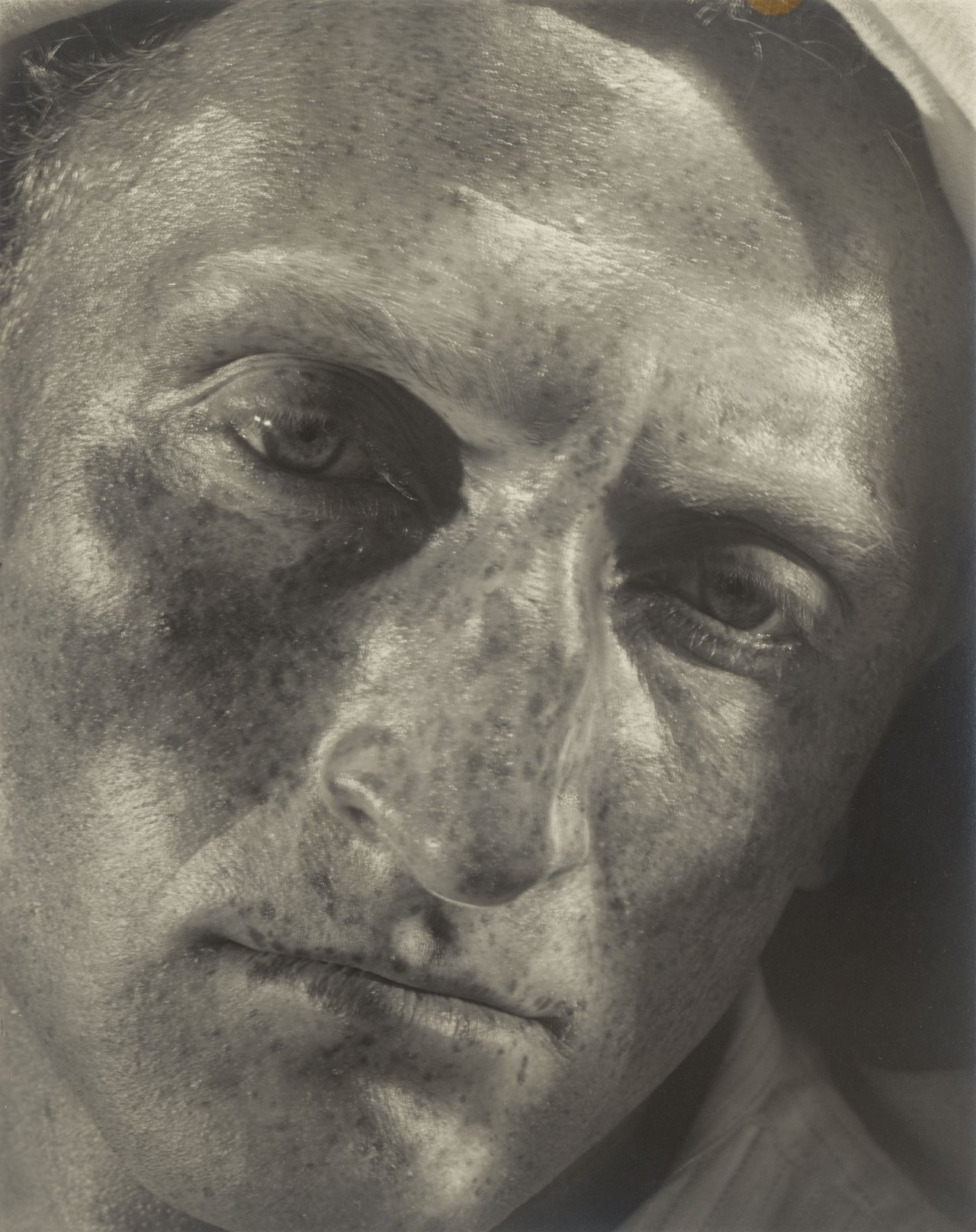 Auf diesem Bild ist das folgende Kunstwerk zu sehen: Helmar Lerski (d.i. Schmuklerski, Israel). Verwandlungen durch Licht, Tel-Aviv. 1935–1936.